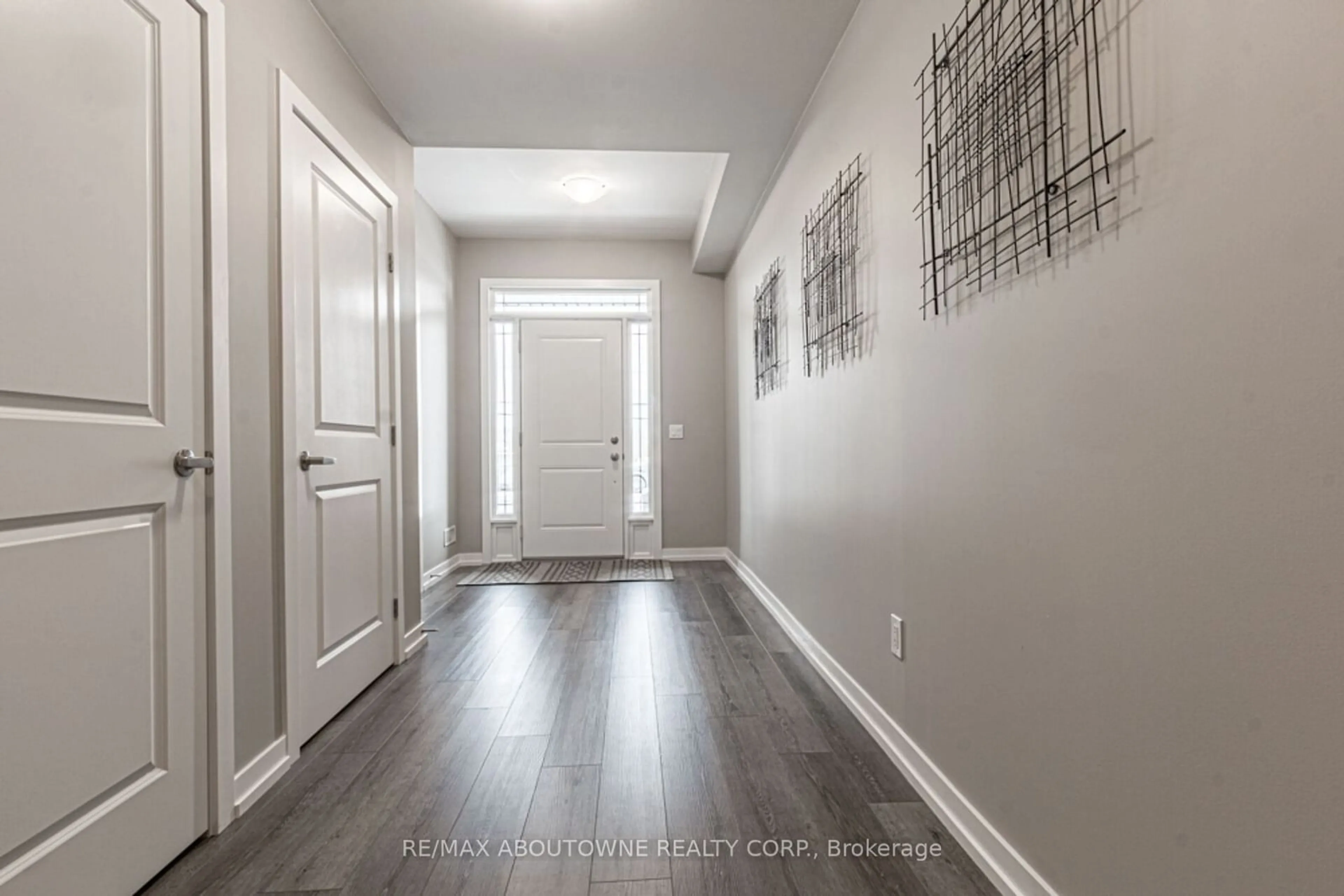 Indoor entryway for 1276 Baseline Rd, Hamilton Ontario L8E 0K6