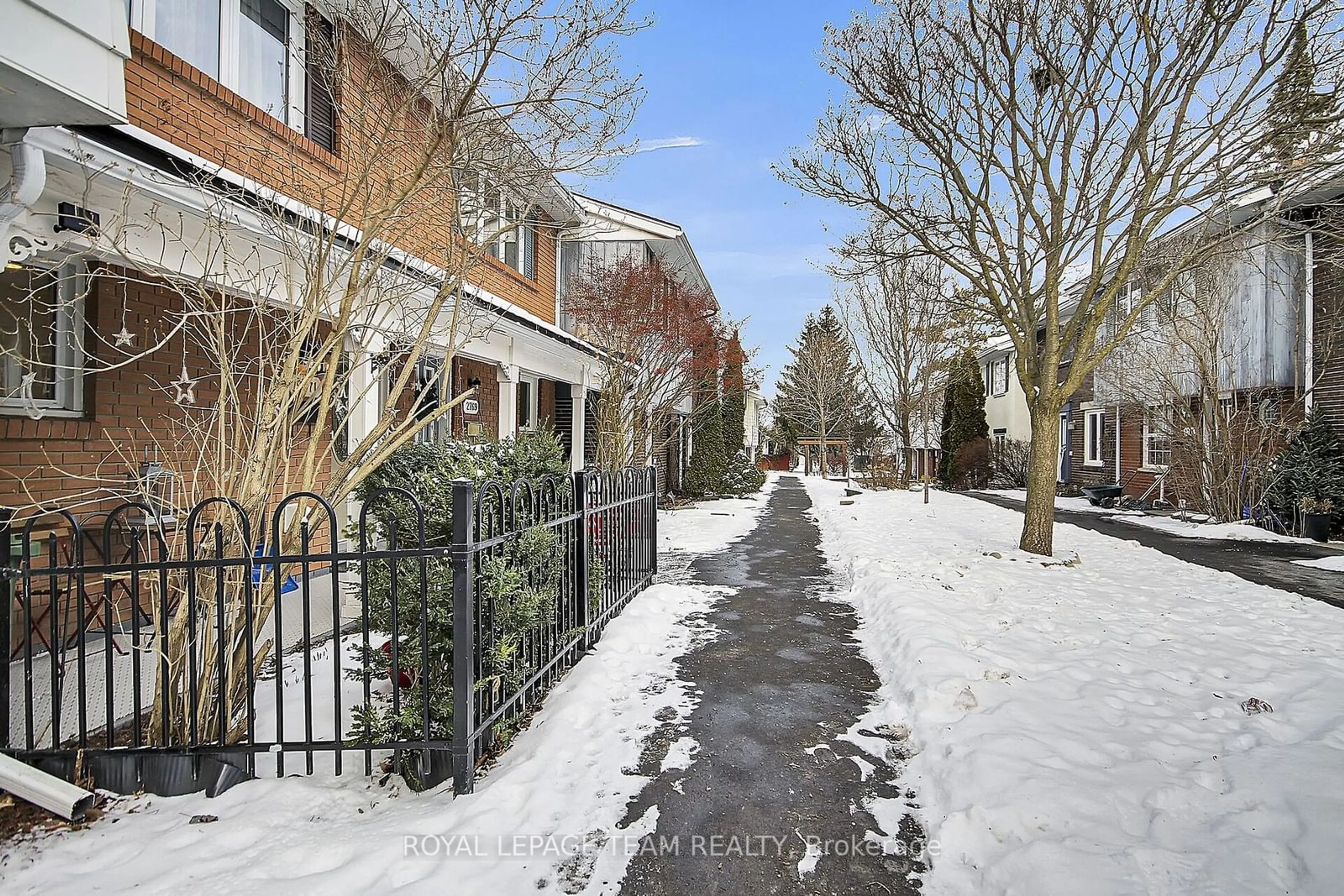 Patio, street for 2771 Baseline Rd, Parkway Park - Queensway Terrace S and Area Ontario K2H 7B5