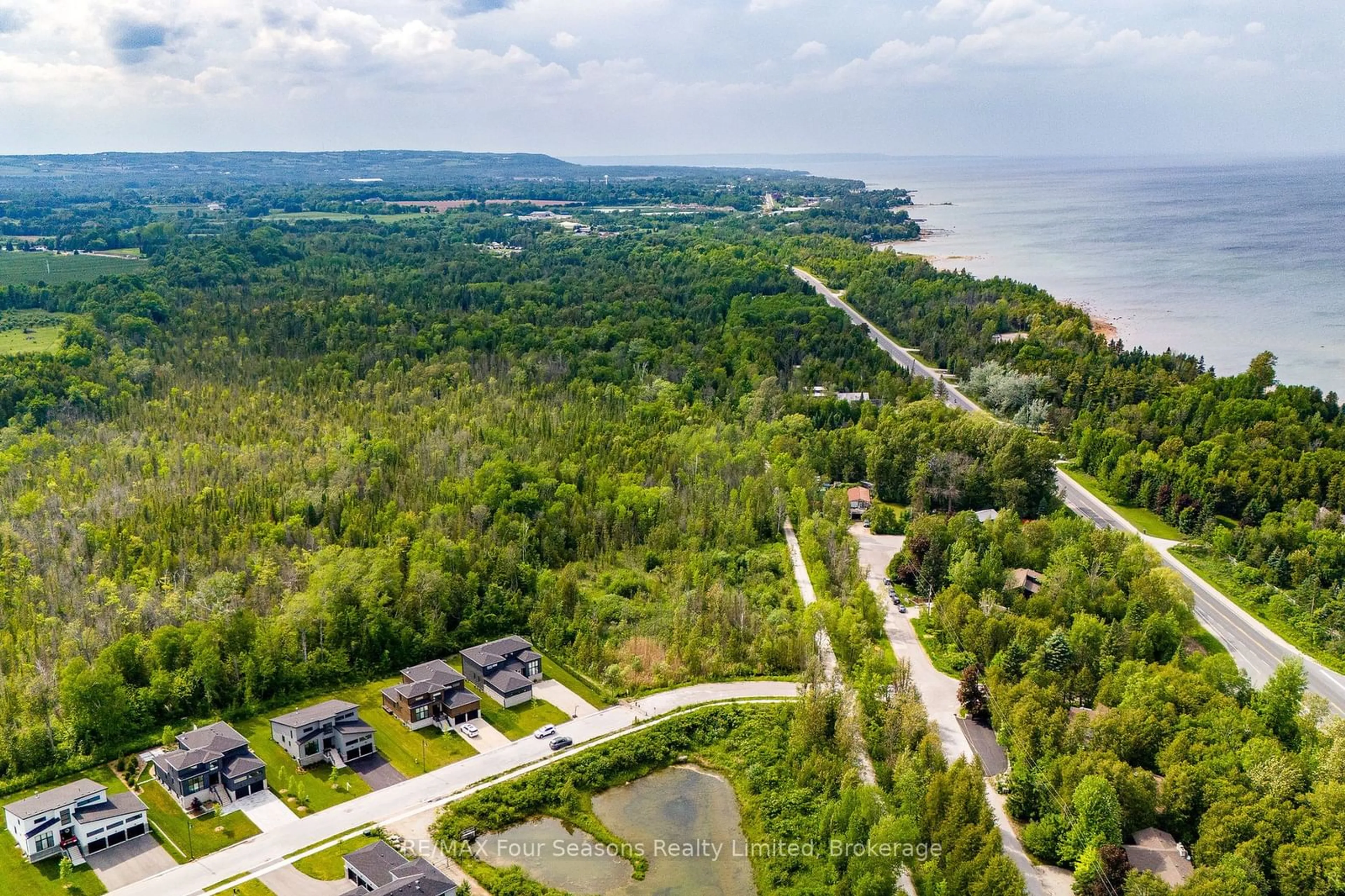 A pic from outside/outdoor area/front of a property/back of a property/a pic from drone, water/lake/river/ocean view for 112 GOLDIE Crt, Blue Mountains Ontario L9Y 0V5