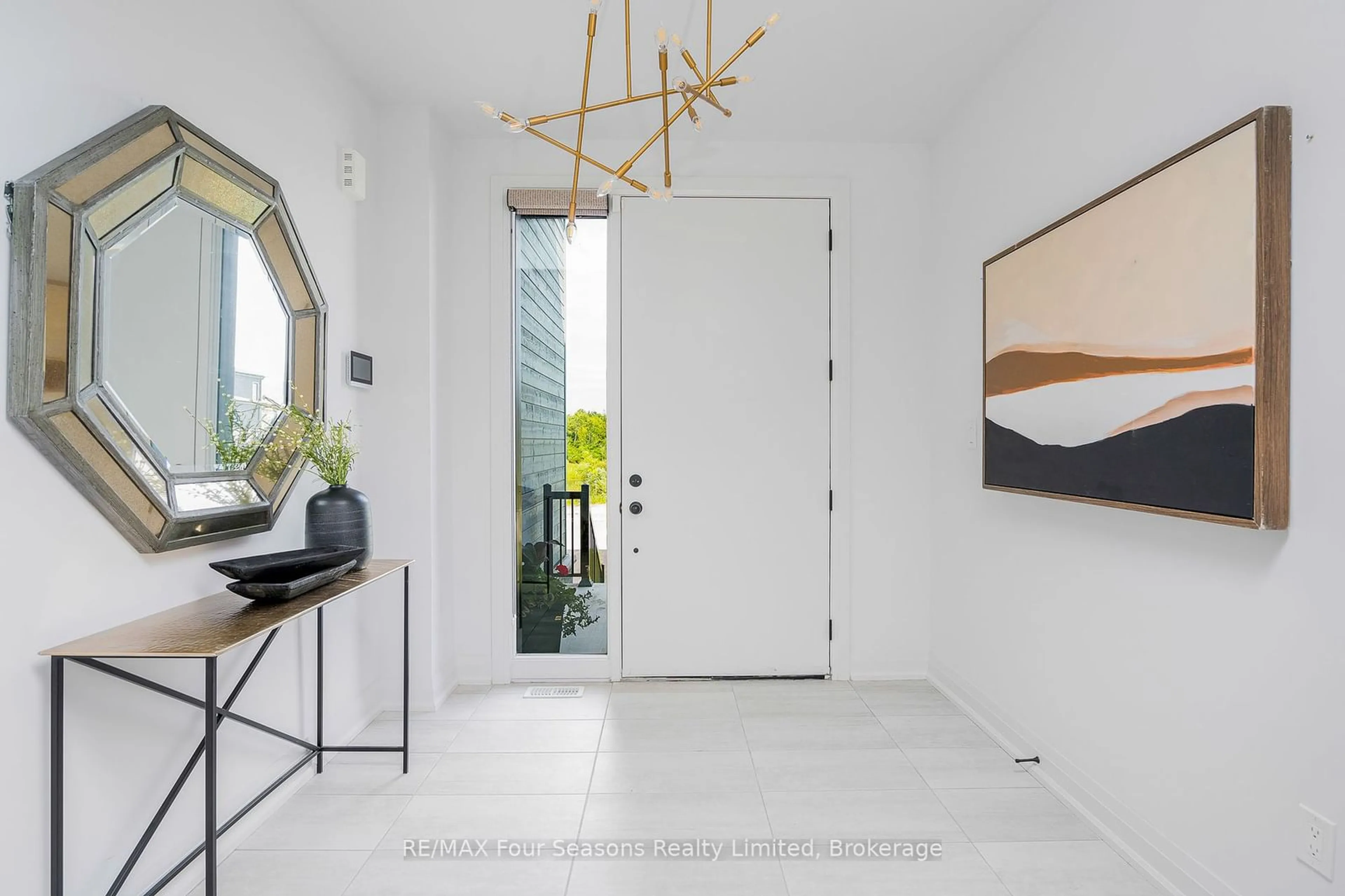 Indoor entryway for 112 GOLDIE Crt, Blue Mountains Ontario L9Y 0V5