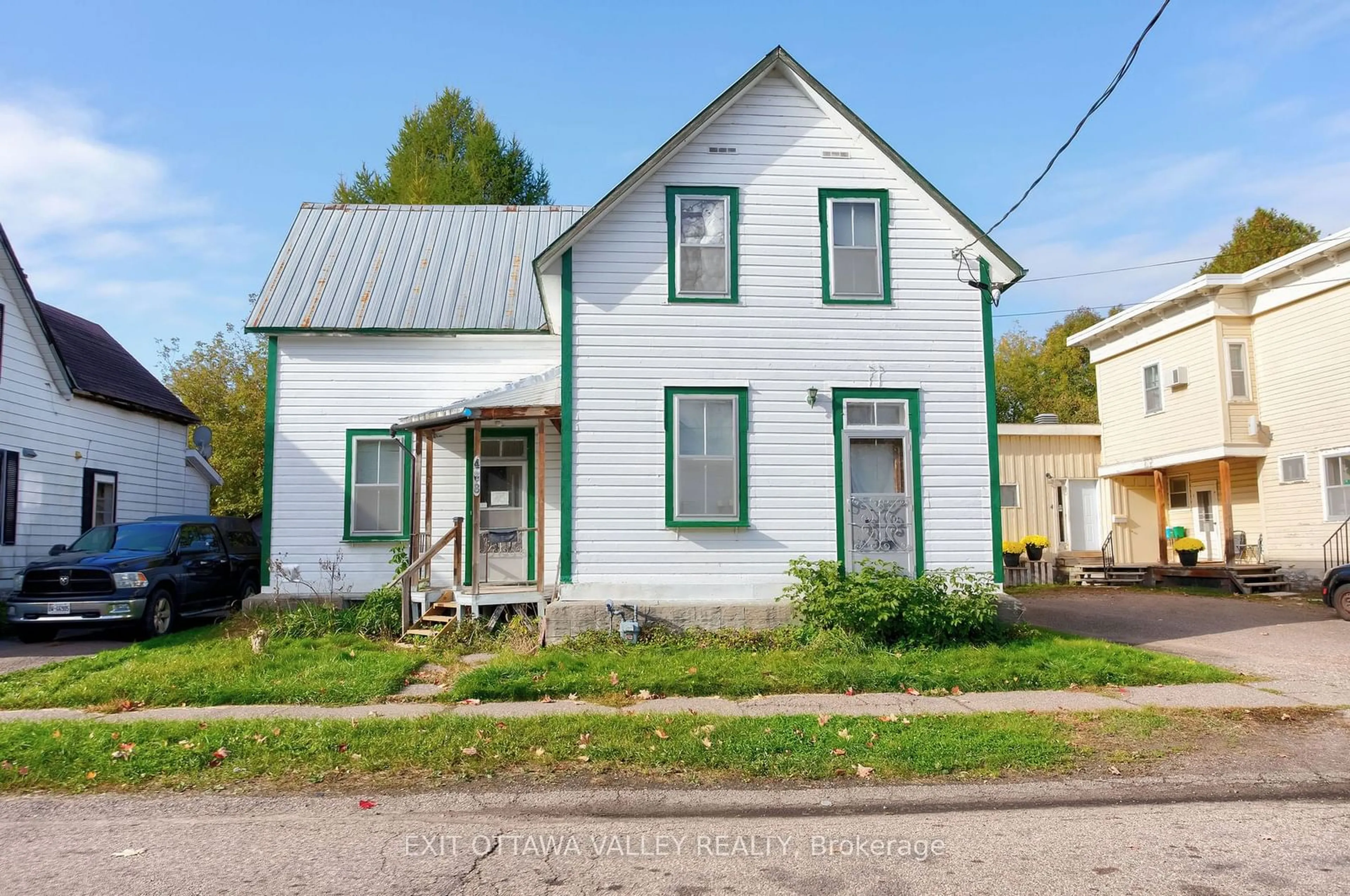 Home with vinyl exterior material, street for 468 Moffat St, Pembroke Ontario K8A 3Y1