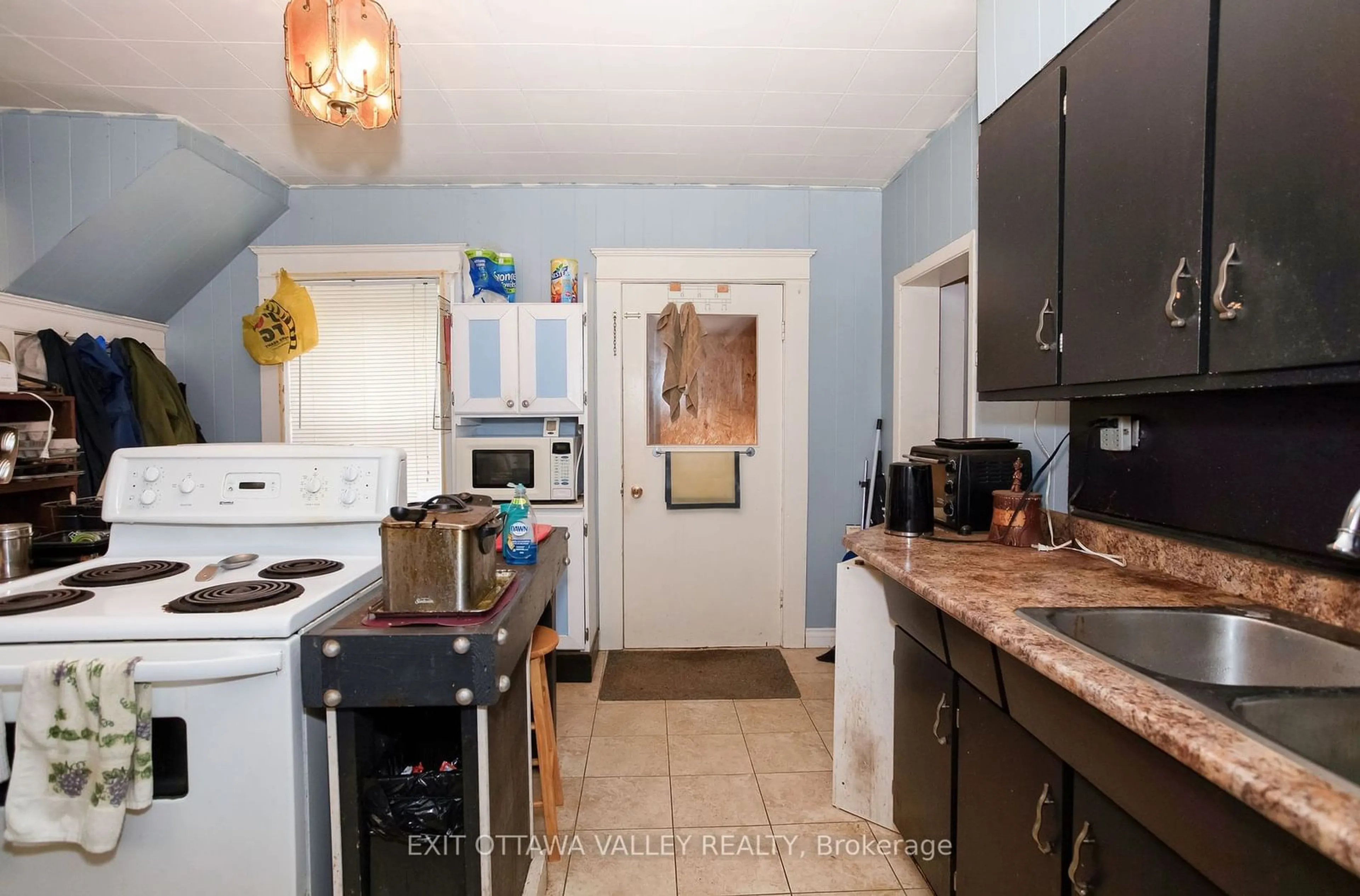 Standard kitchen, ceramic/tile floor for 468 Moffat St, Pembroke Ontario K8A 3Y1