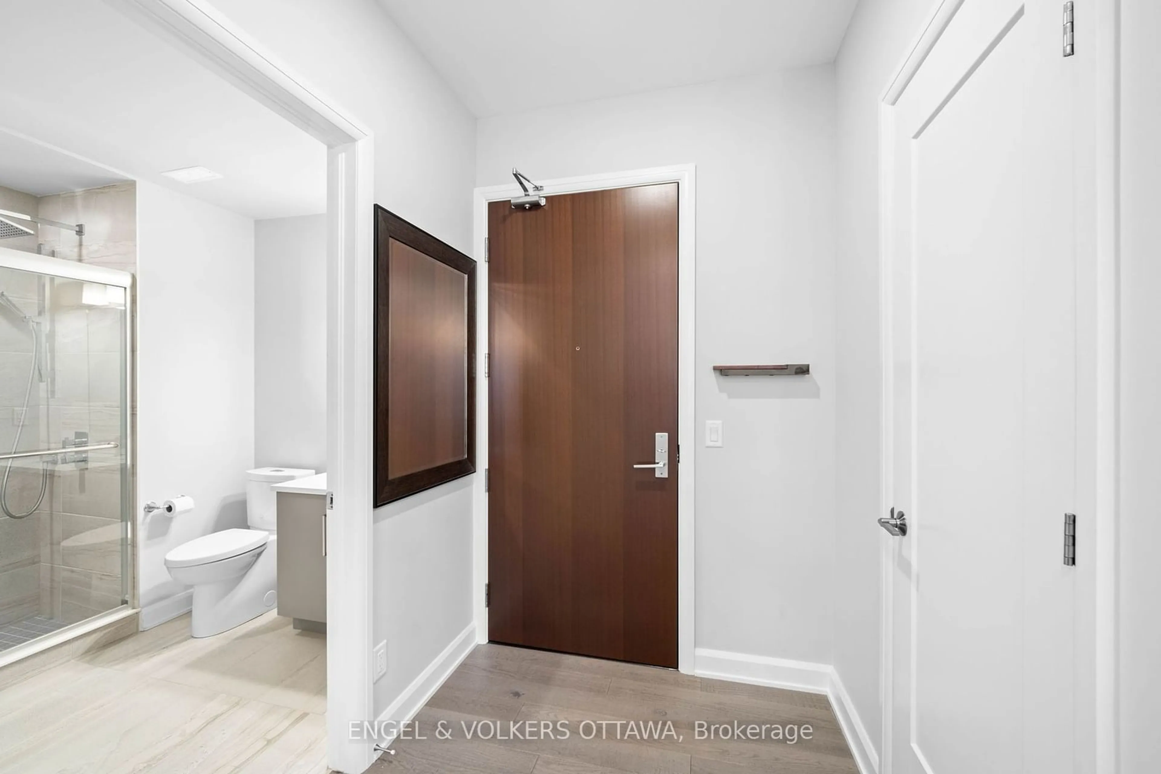 Indoor entryway for 160 Boundstone Way #104, Kanata Ontario K2T 0M8