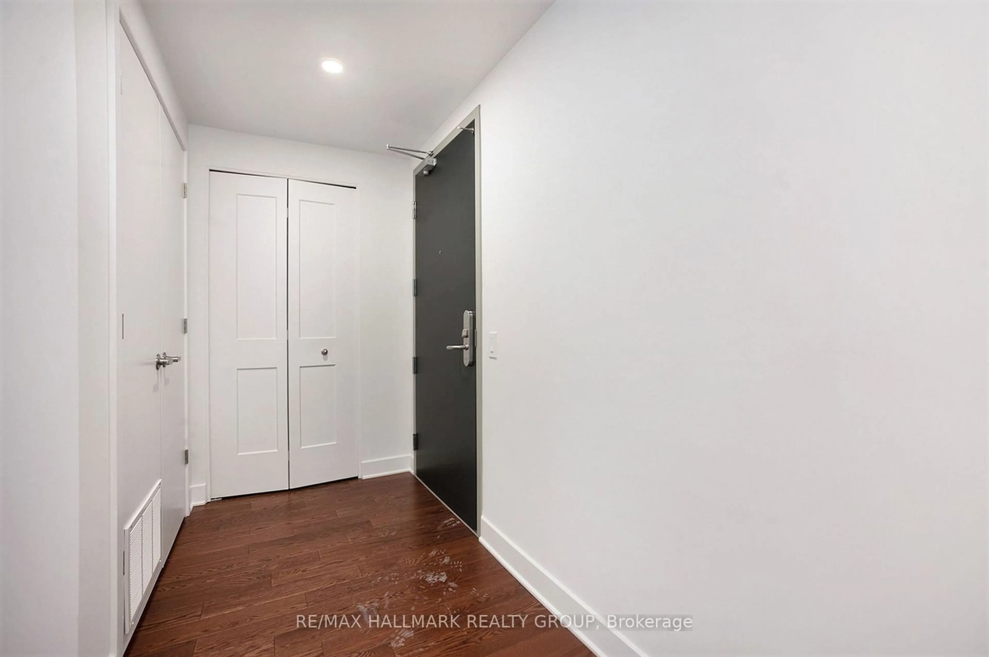 Indoor entryway for 180 George St #801, Lower Town - Sandy Hill Ontario K1N 0G8