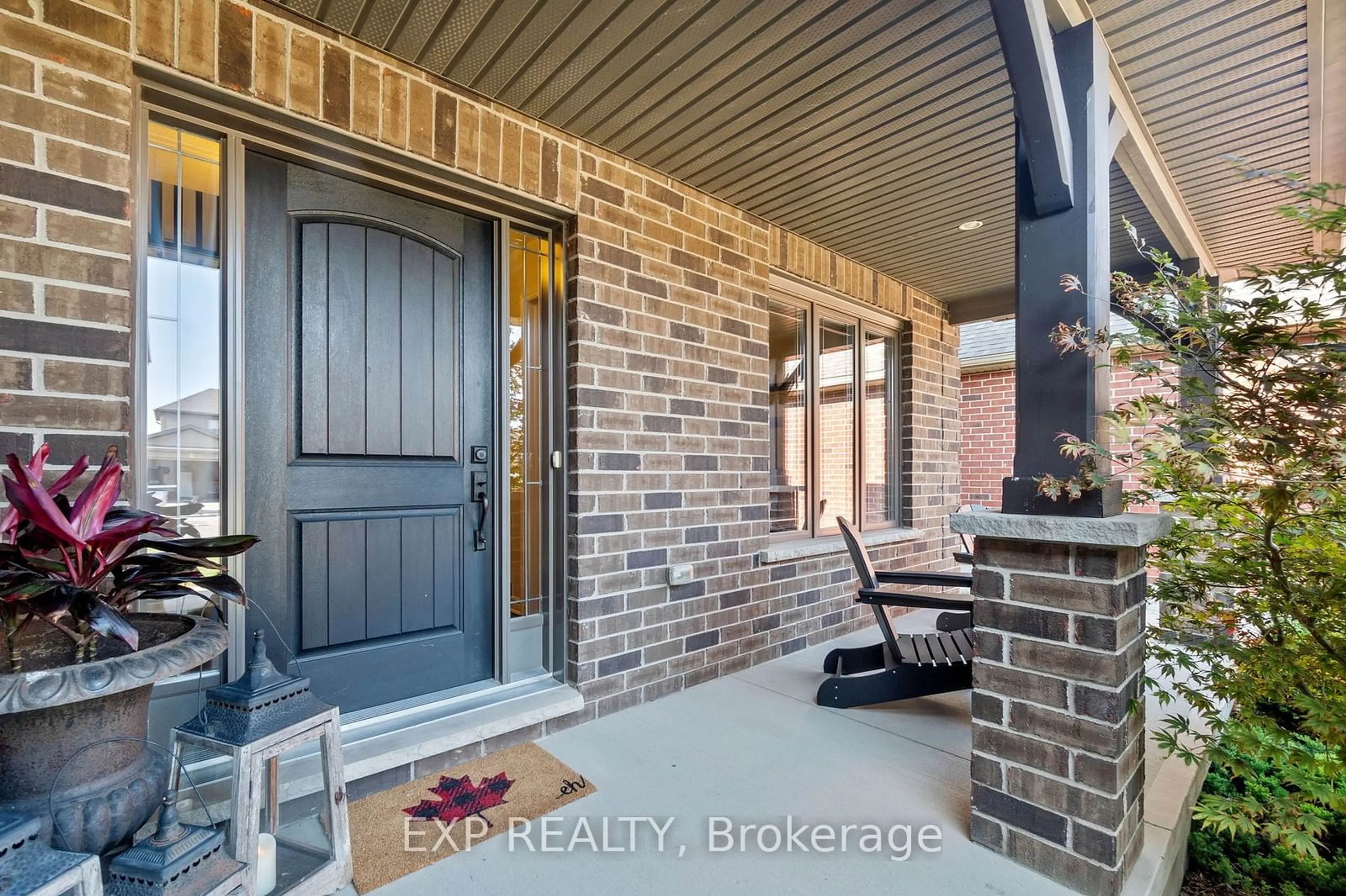 Indoor entryway for 170 Watson St, Lucan Biddulph Ontario N0M 2J0