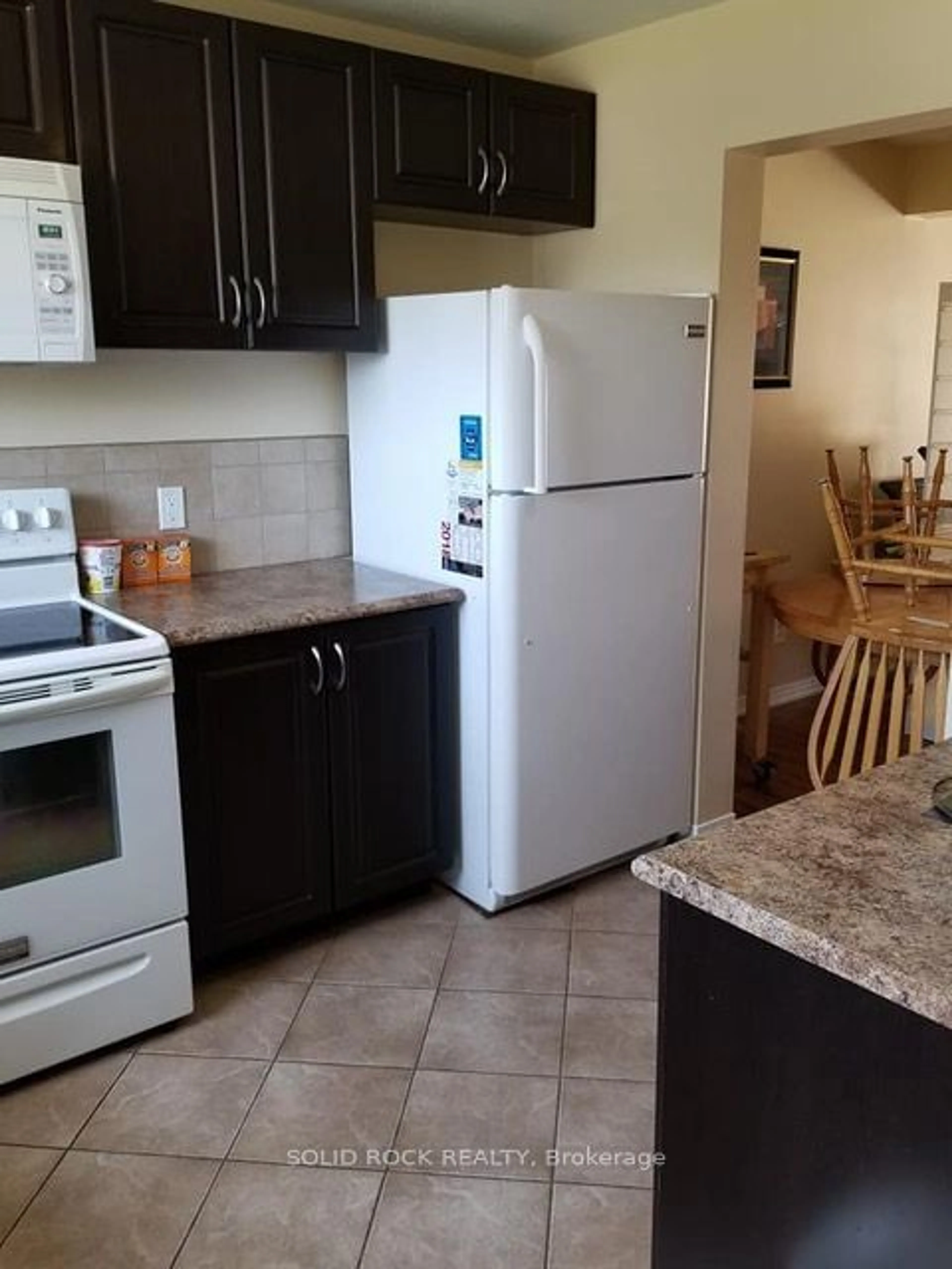 Standard kitchen, unknown for 12 Glencoe St, South of Baseline to Knoxdale Ontario K2H 8S6