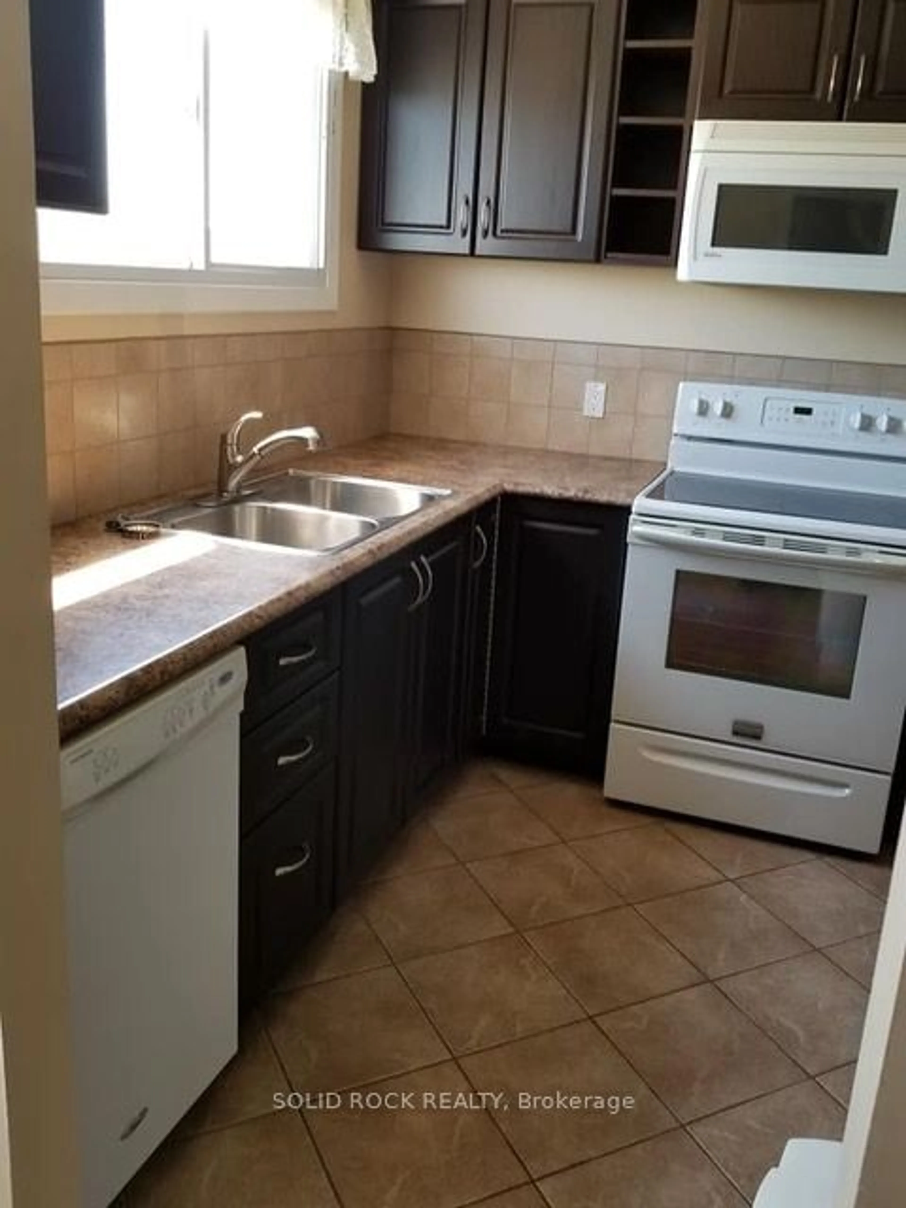 Standard kitchen, ceramic/tile floor for 12 Glencoe St, South of Baseline to Knoxdale Ontario K2H 8S6