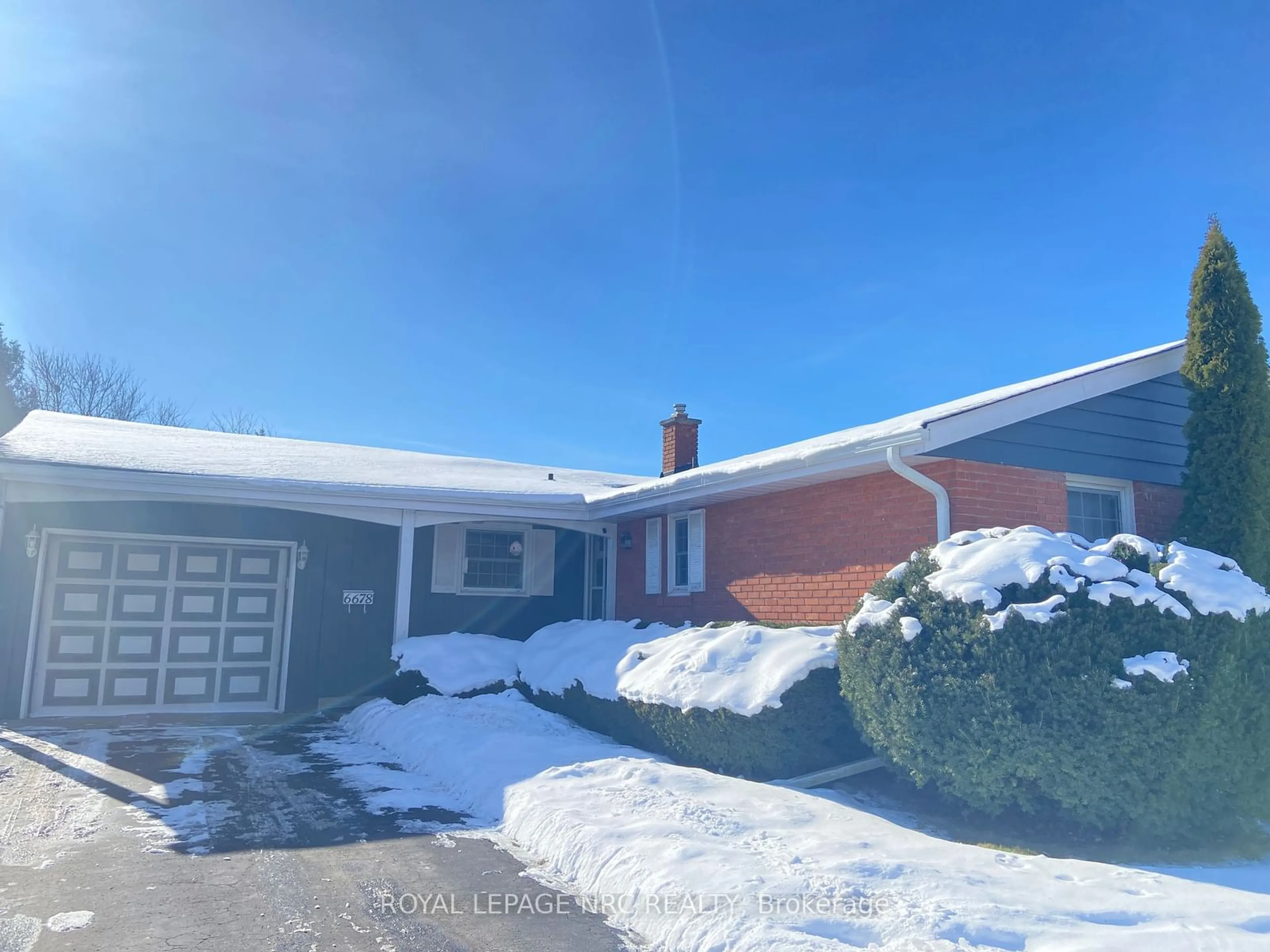 A pic from outside/outdoor area/front of a property/back of a property/a pic from drone, street for 6678 Glengary St, Niagara Falls Ontario L2J 1L6