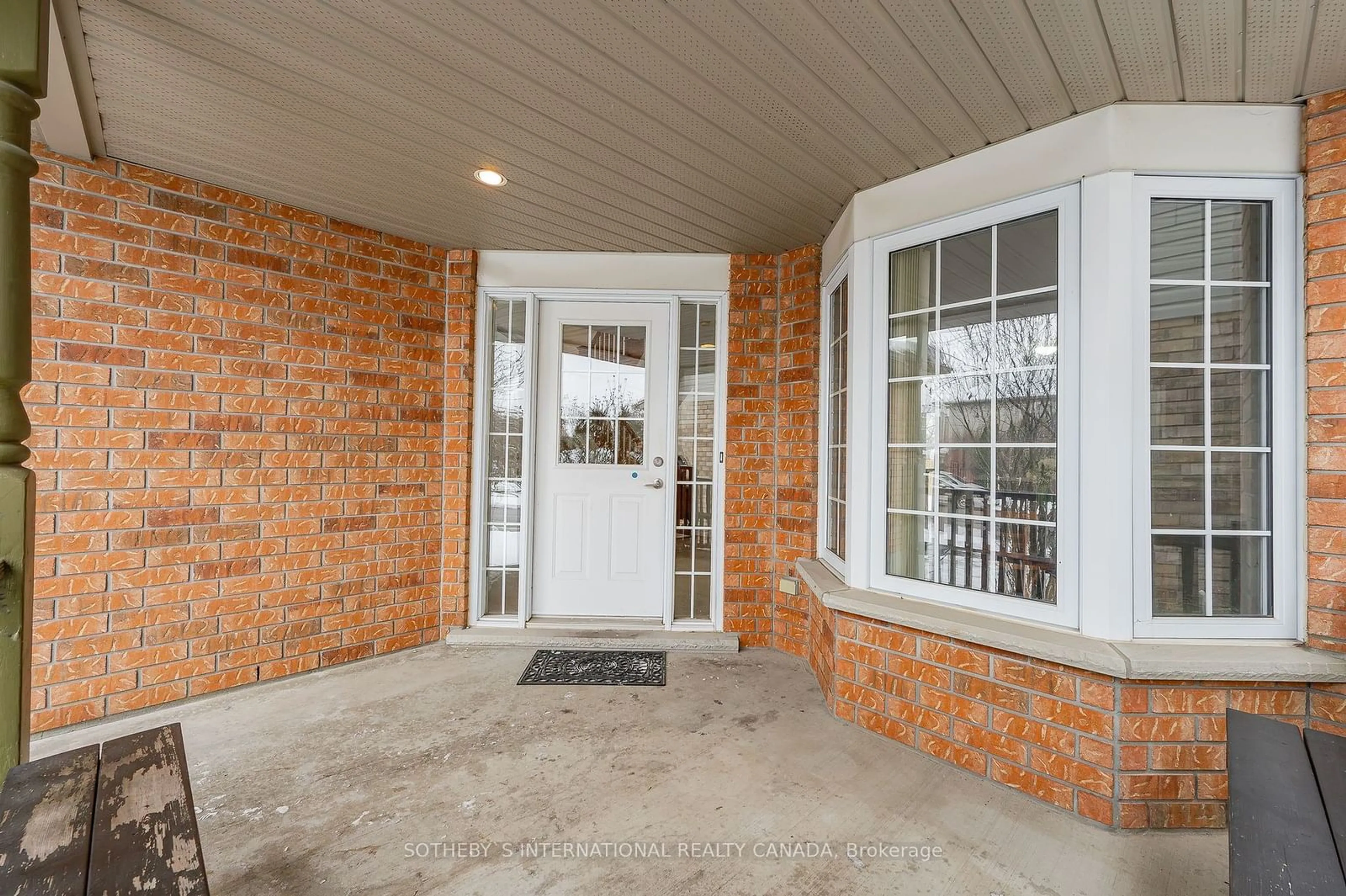 Indoor entryway for 218 Doon Mills Dr, Kitchener Ontario N2P 2R9