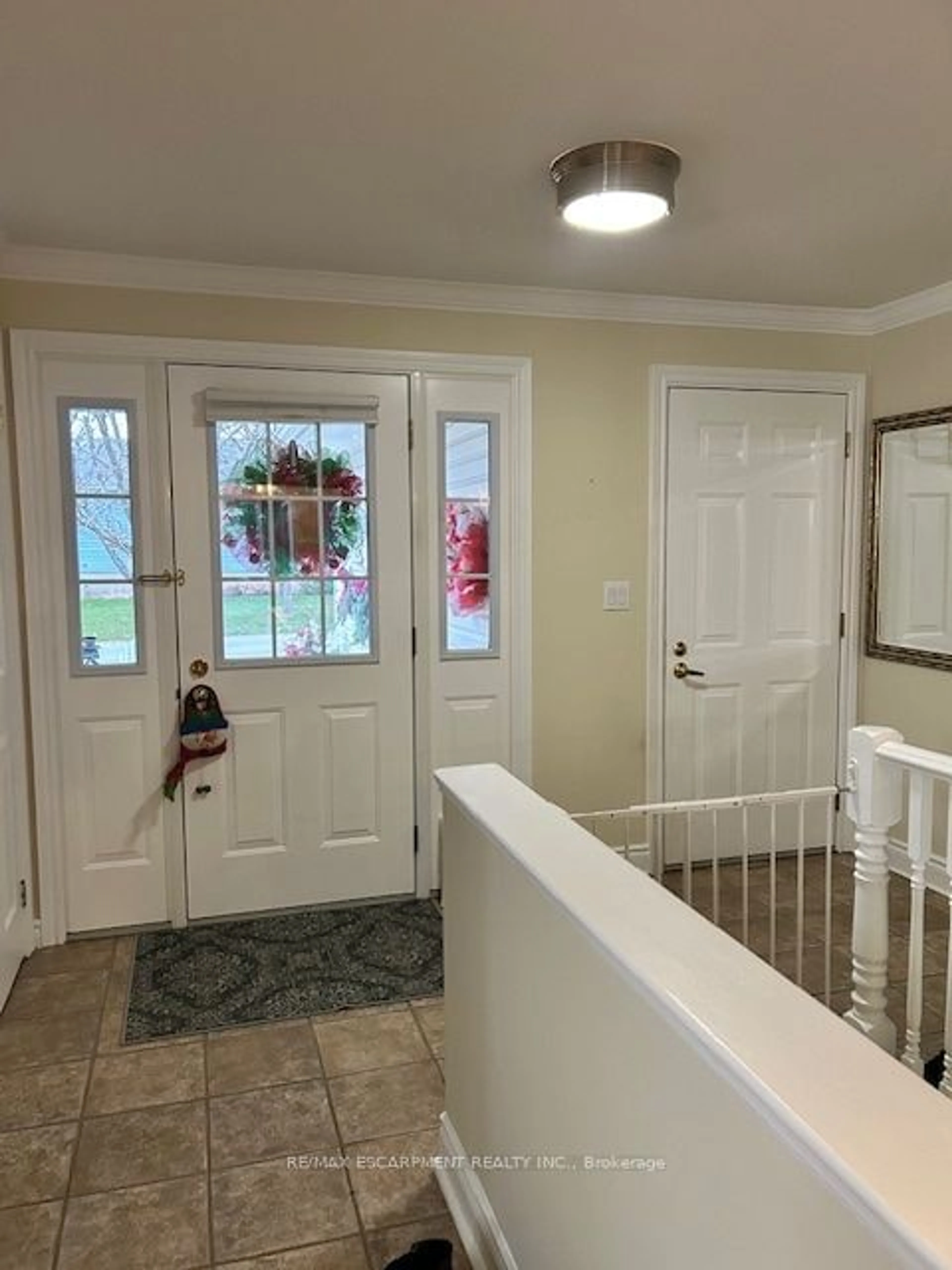 Indoor entryway for 120 Glenariff Dr, Hamilton Ontario L8B 1A5