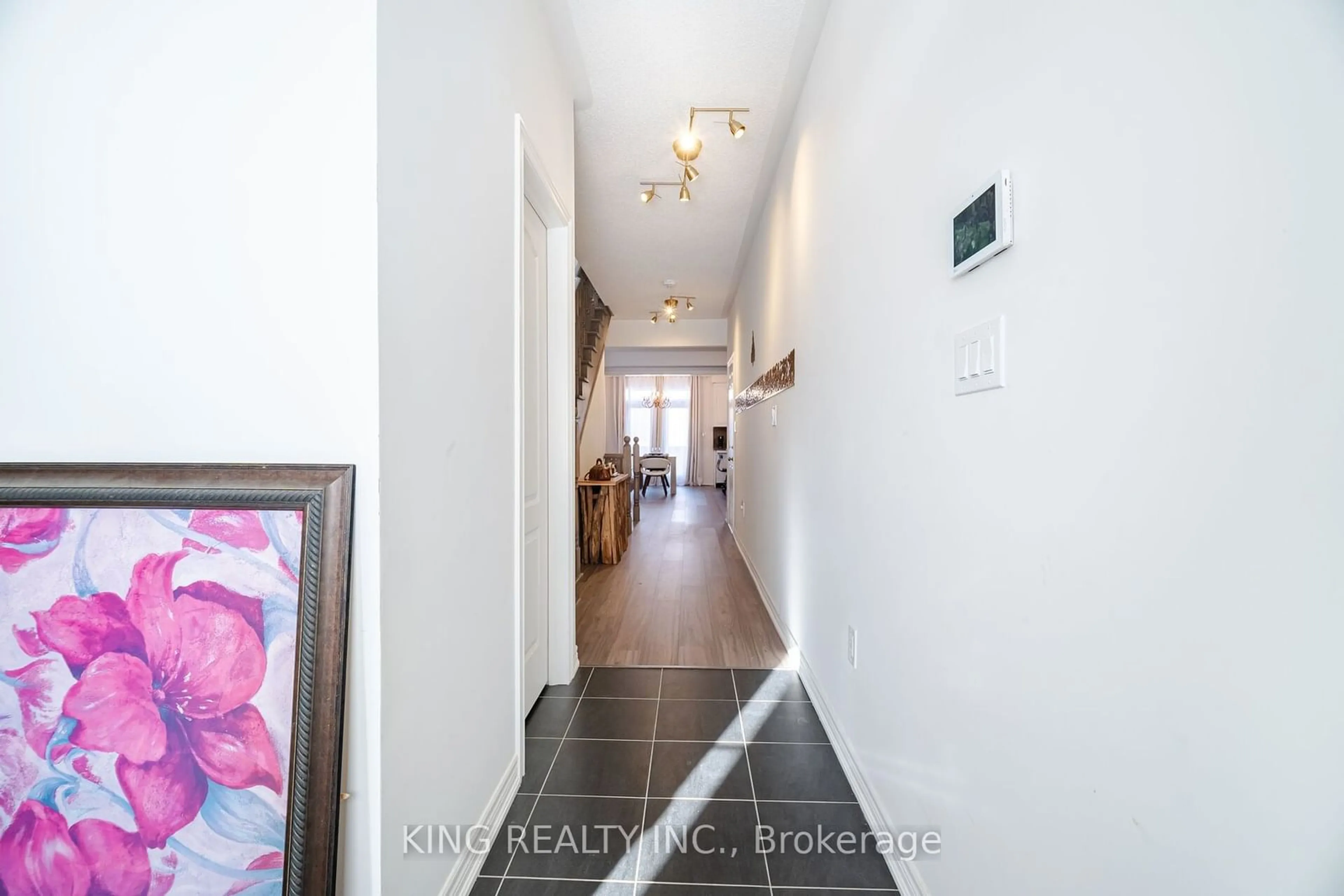 Indoor entryway for 425 Skinner Rd, Hamilton Ontario L8B 1Z7