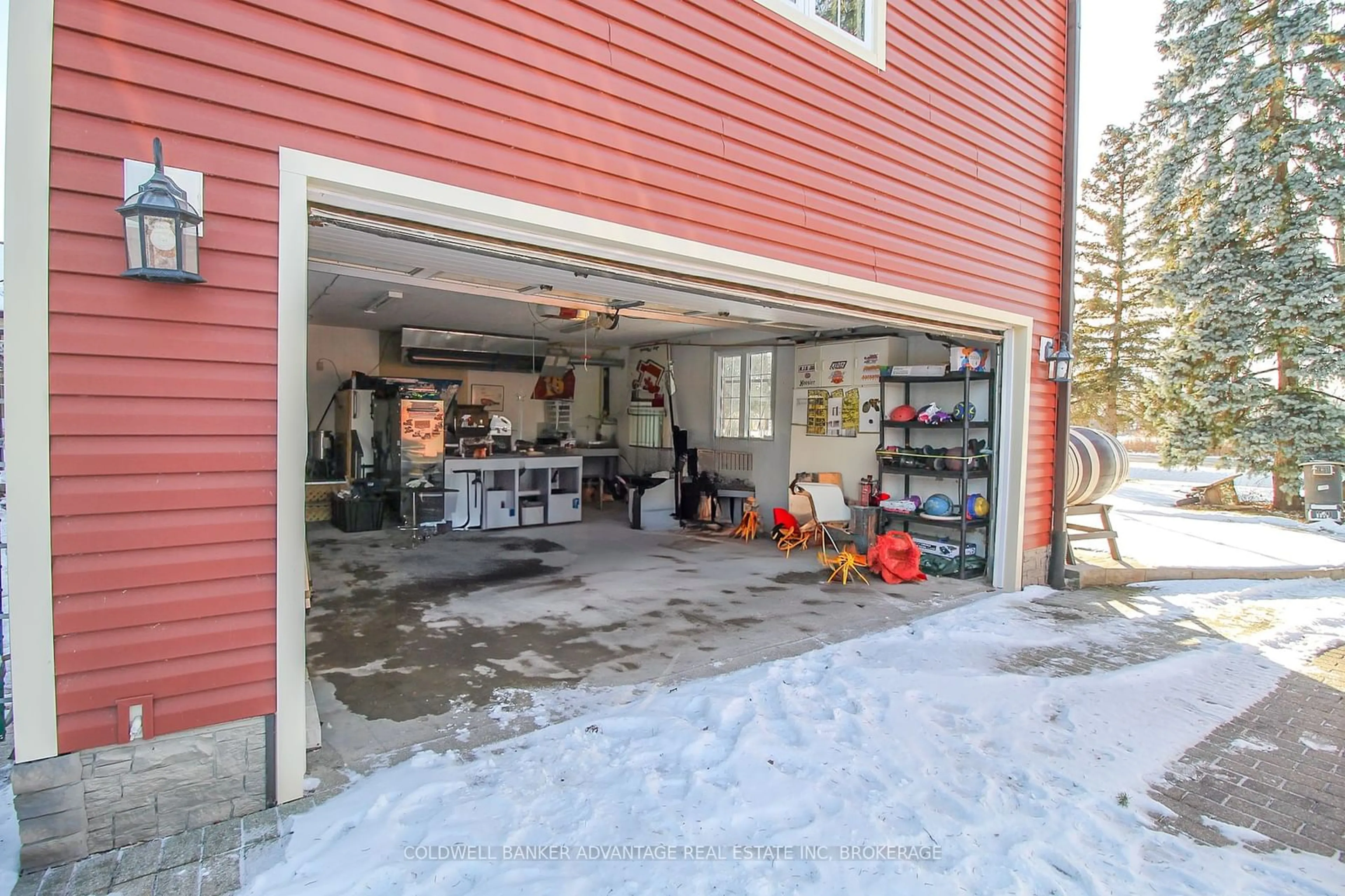 Indoor garage for 7060 Garner Rd, Niagara Falls Ontario L2E 6S4