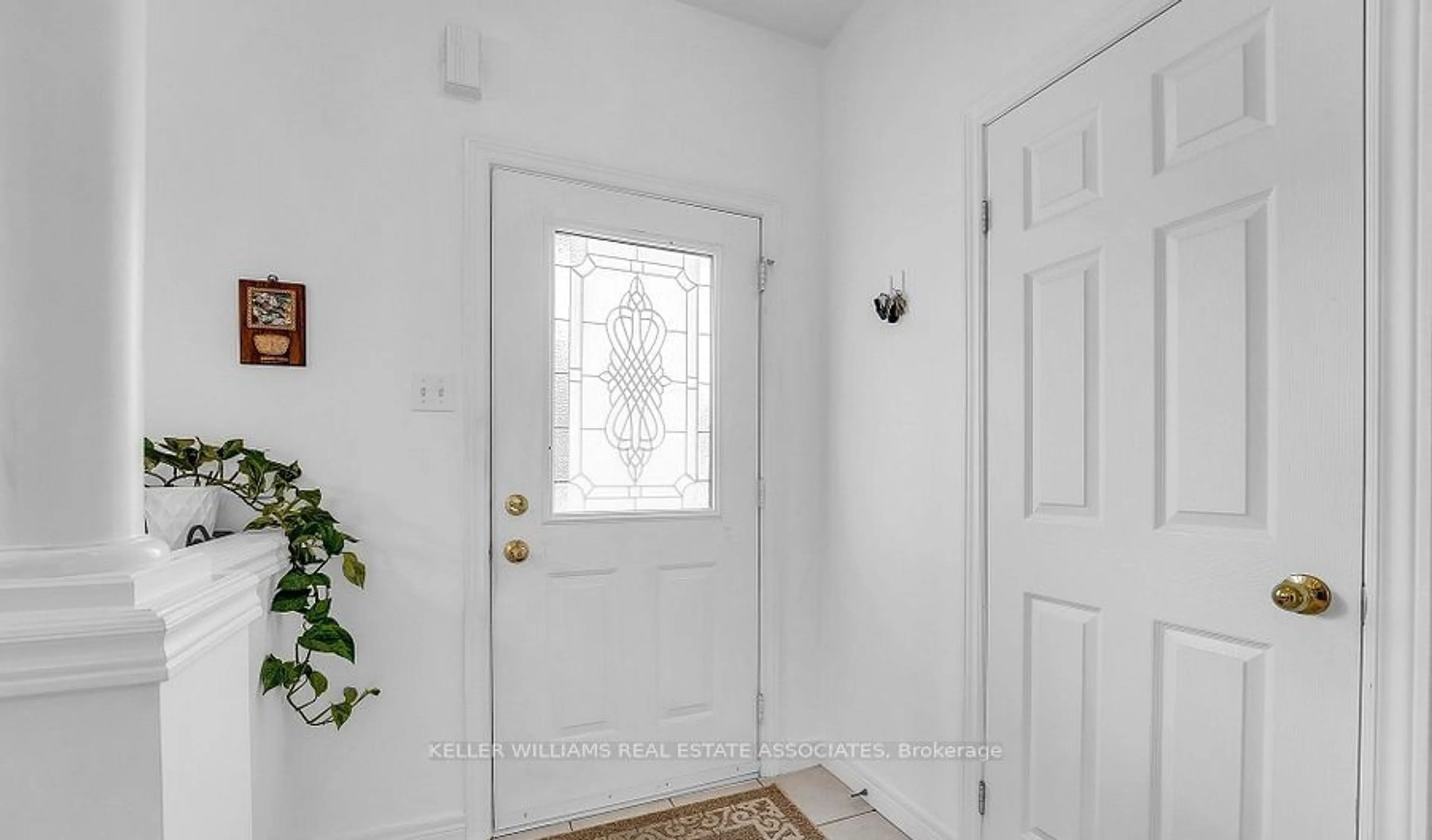 Indoor entryway for 98 Southbrook Dr, Hamilton Ontario L0R 1C0