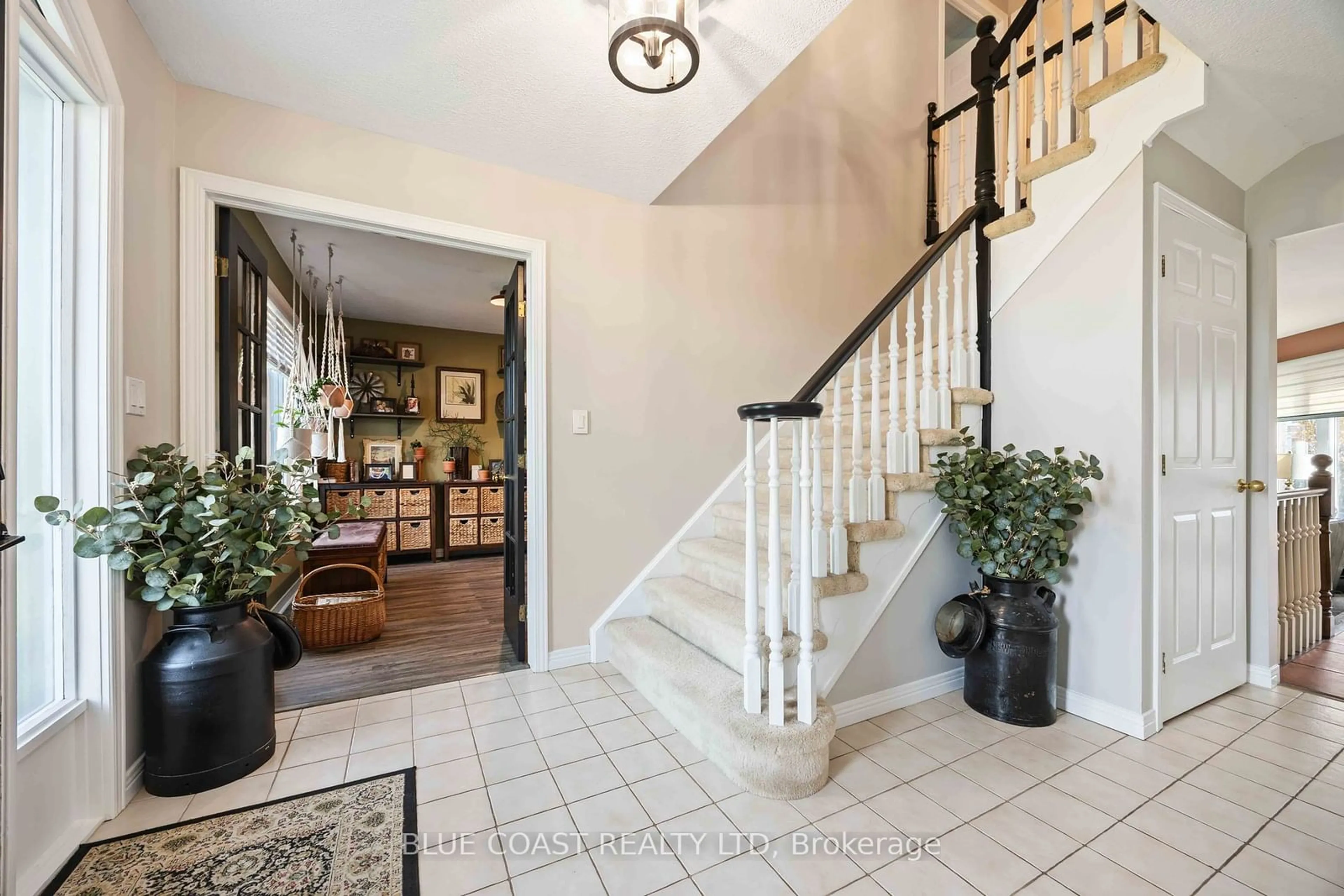 Indoor foyer for 1260 Daley Ave, Sarnia Ontario N7S 5X2