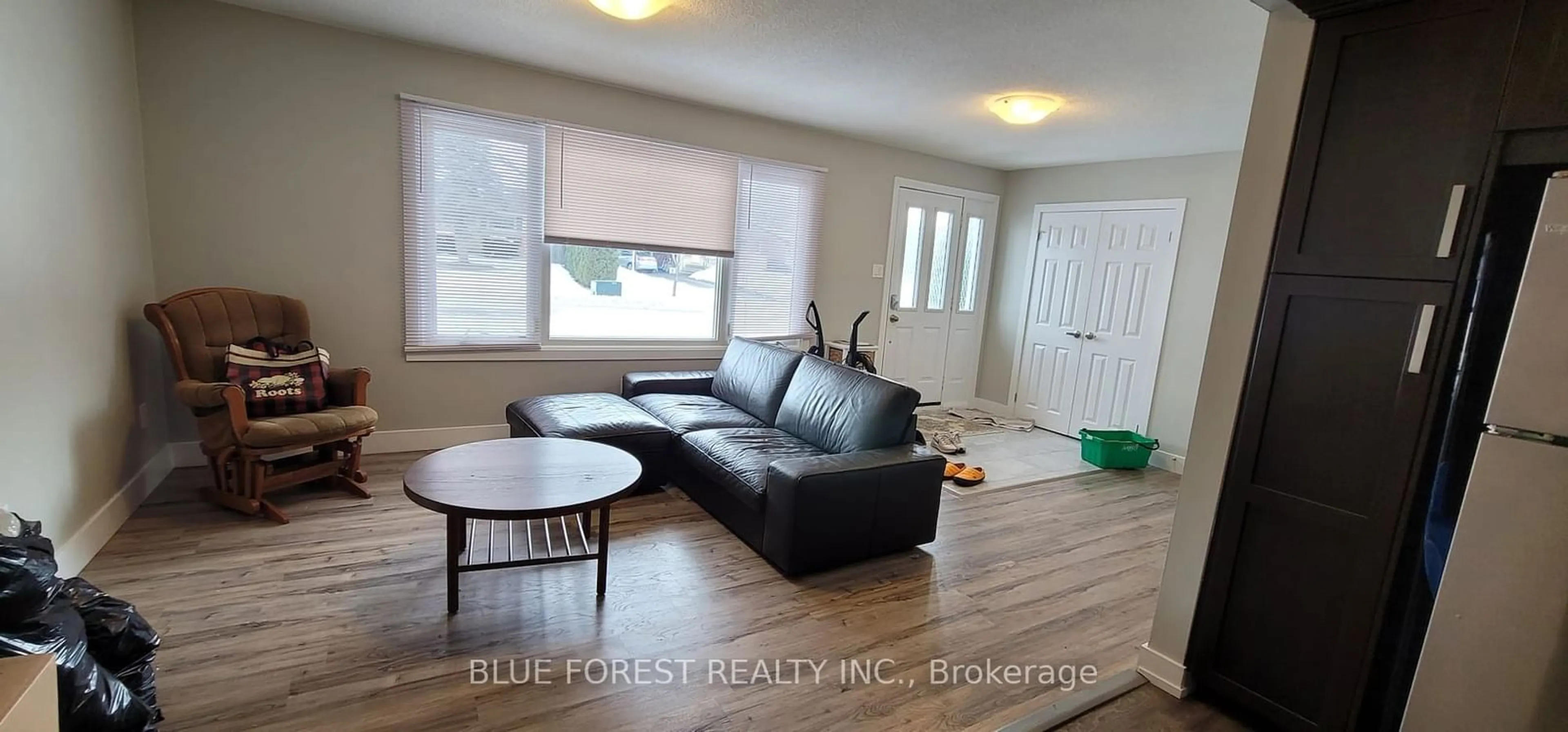 Living room with furniture, wood/laminate floor for 21 Arcadia Cres, London Ontario N5W 1P5