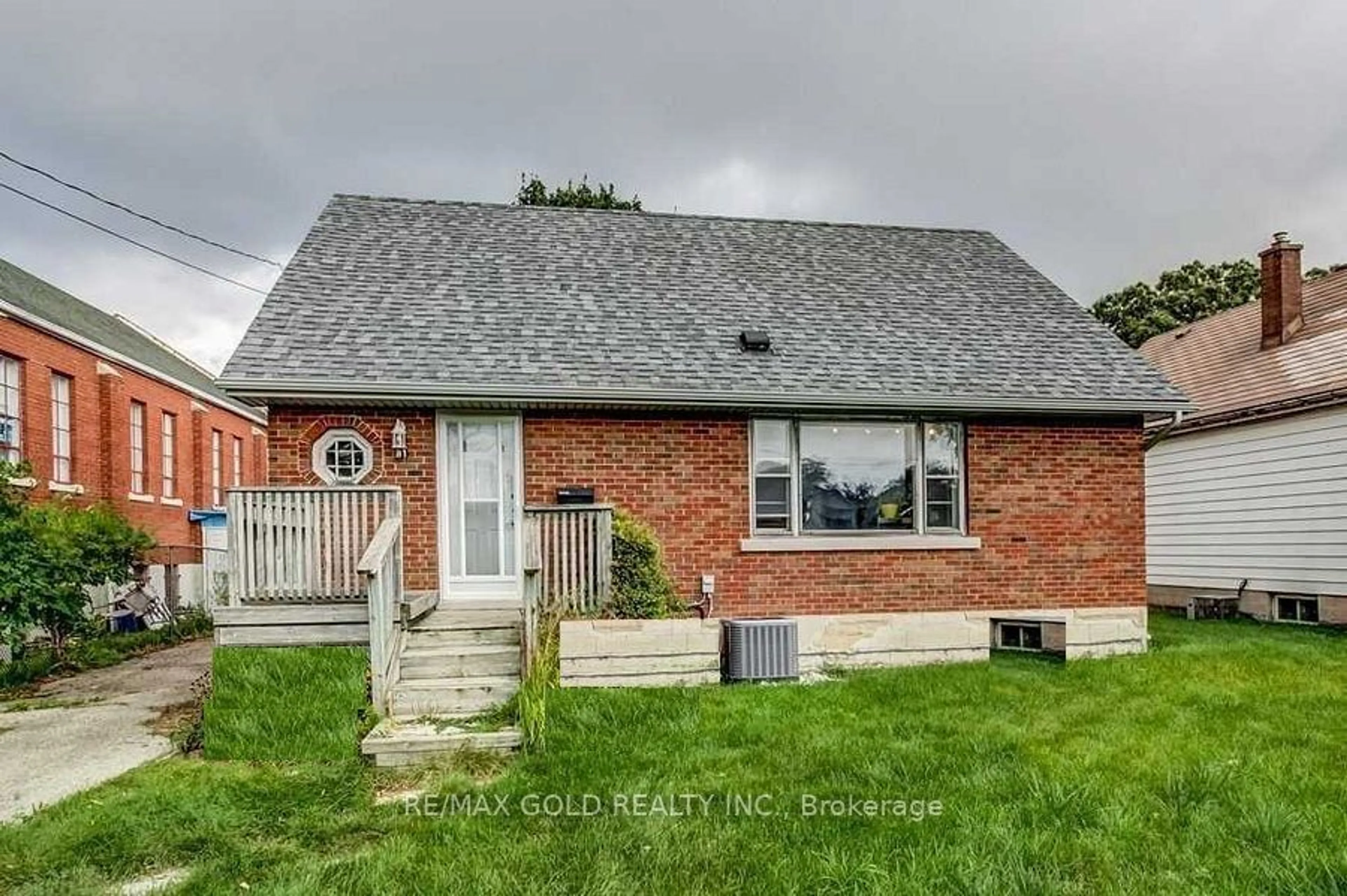 Home with brick exterior material, street for 81 South Bend Rd, Hamilton Ontario L9A 2B2