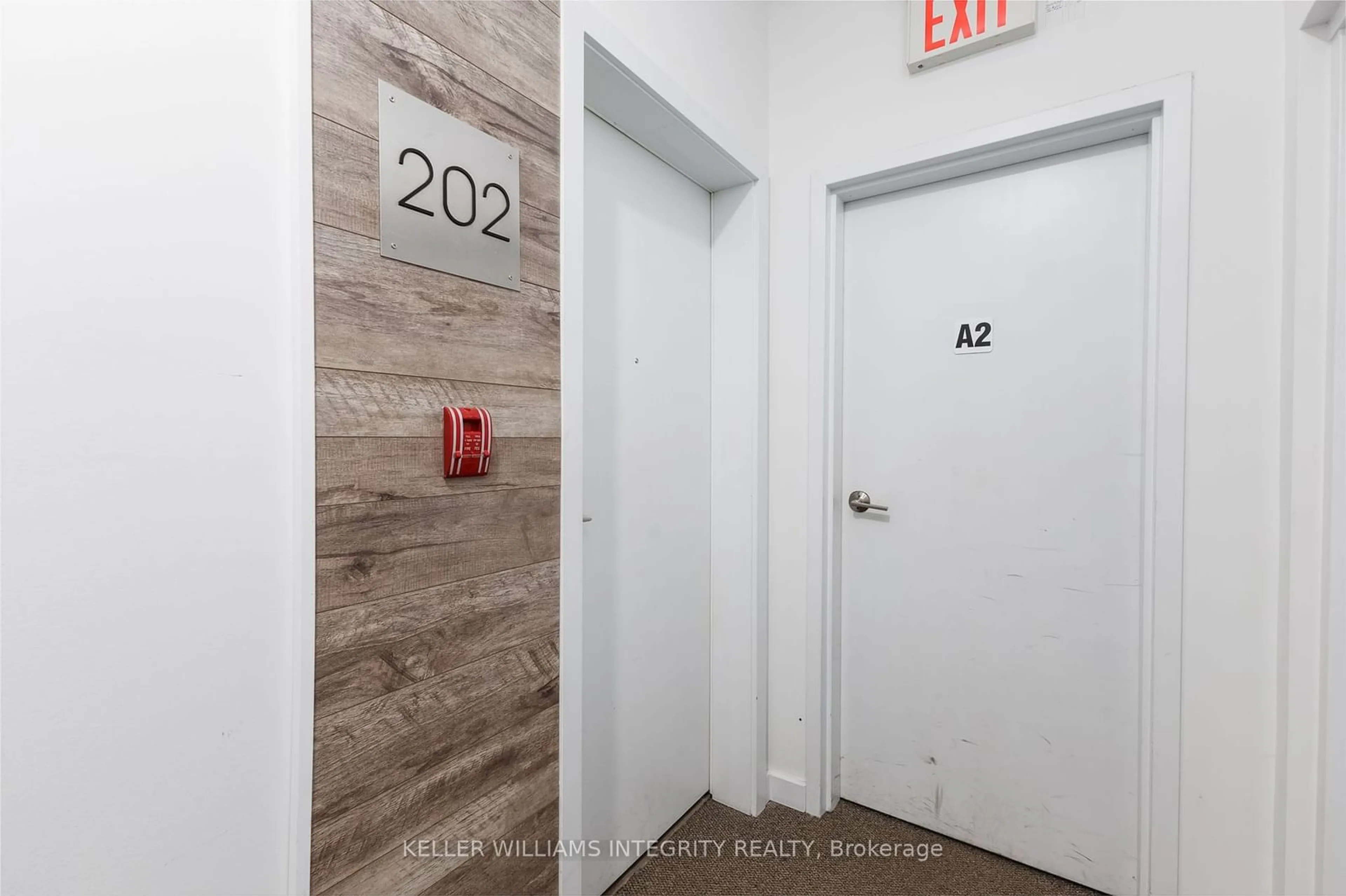 Indoor entryway for 1308 THAMES St #202, Carlington - Central Park Ontario K1Z 7N4