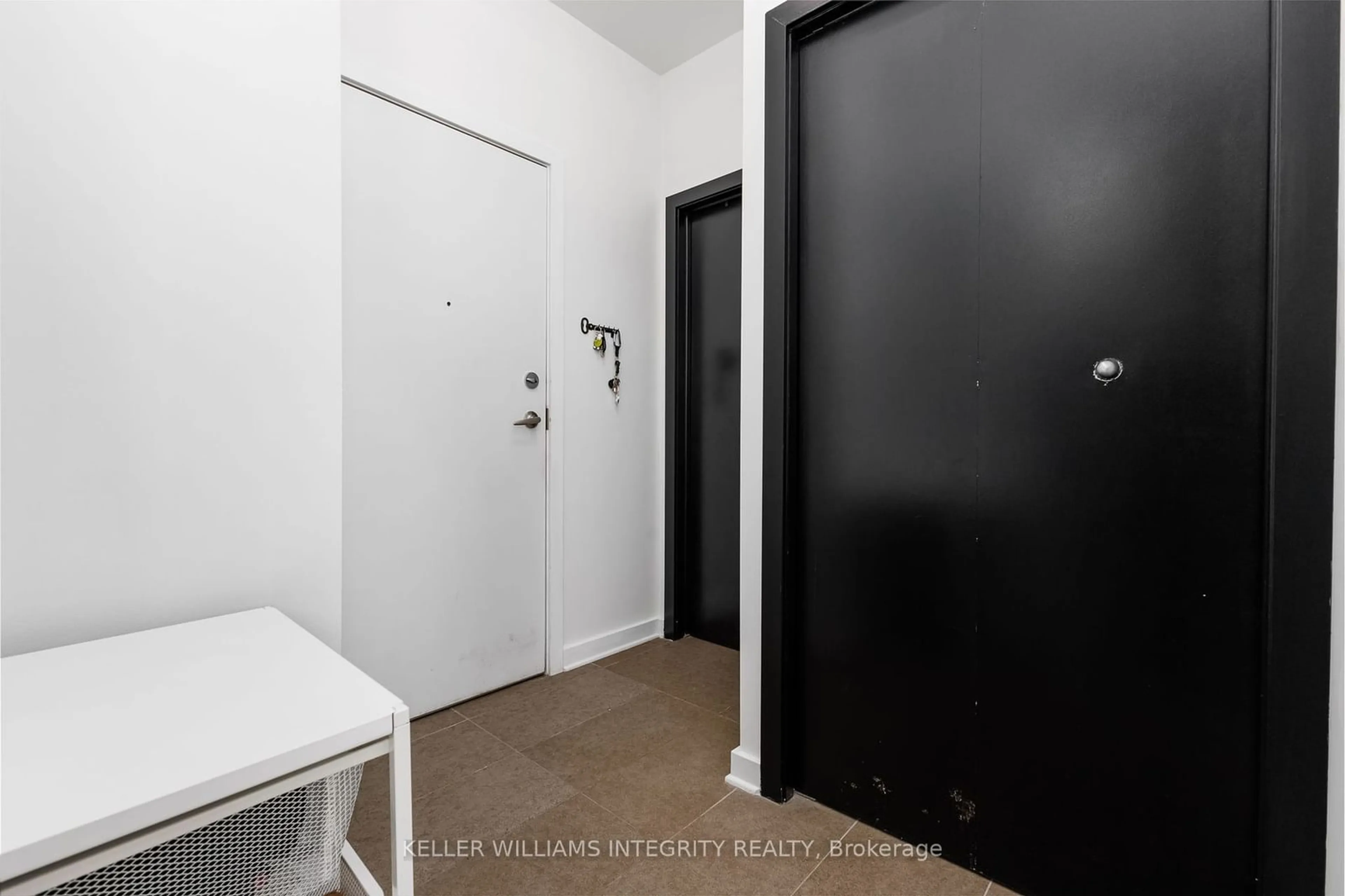 Indoor entryway for 1308 THAMES St #202, Carlington - Central Park Ontario K1Z 7N4