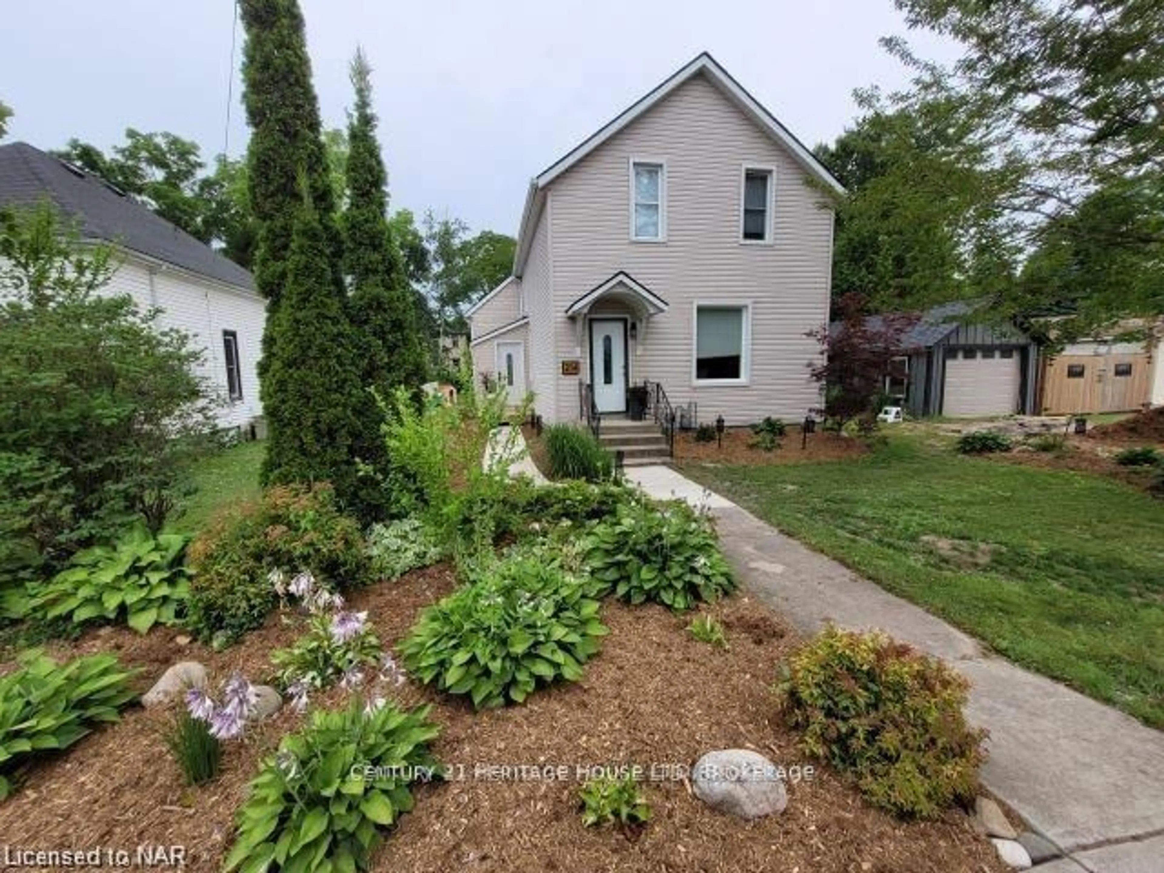 A pic from outside/outdoor area/front of a property/back of a property/a pic from drone, street for 214 Margaret St, Dutton/Dunwich Ontario N0L 1J0