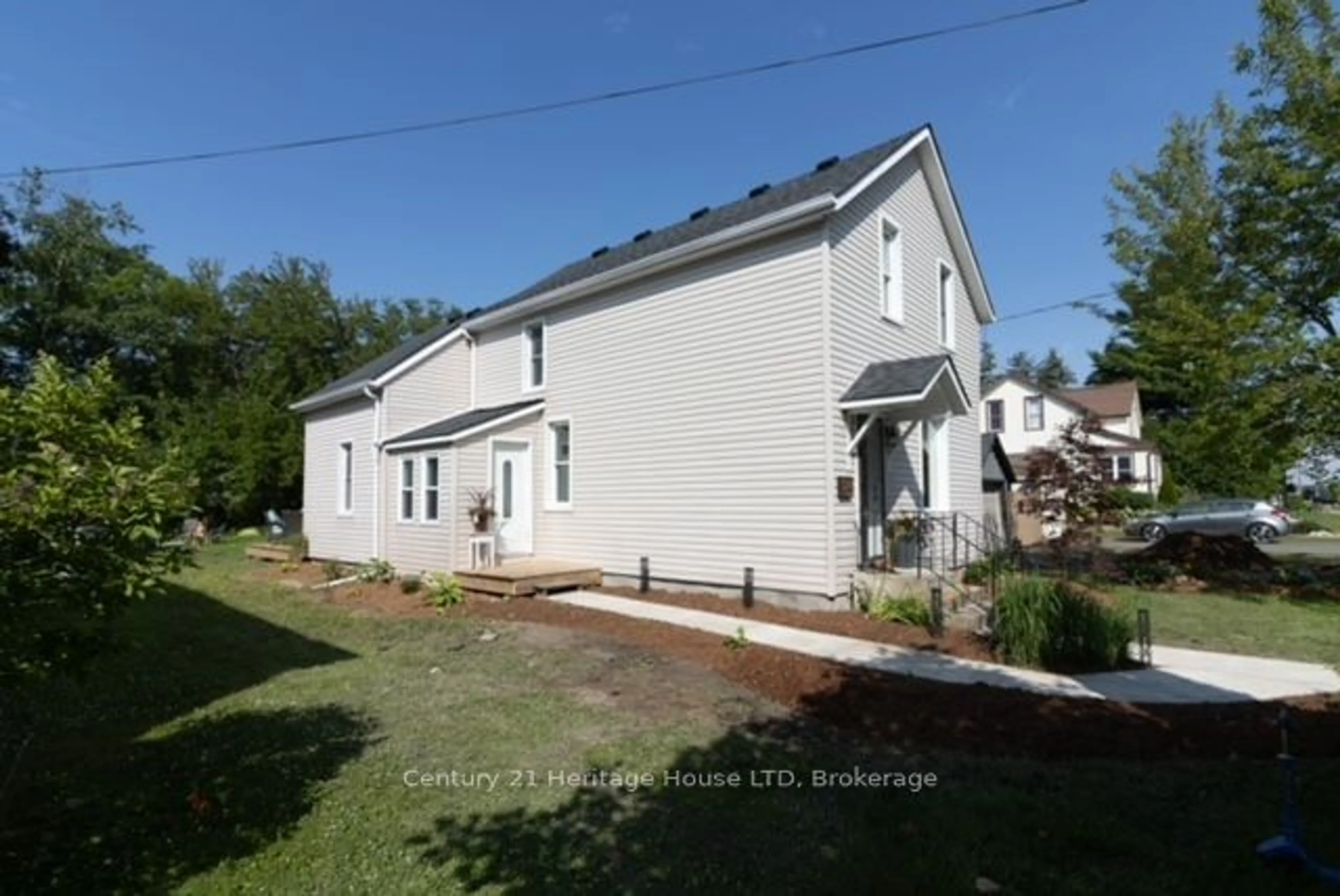 A pic from outside/outdoor area/front of a property/back of a property/a pic from drone, building for 214 Margaret St, Dutton/Dunwich Ontario N0L 1J0