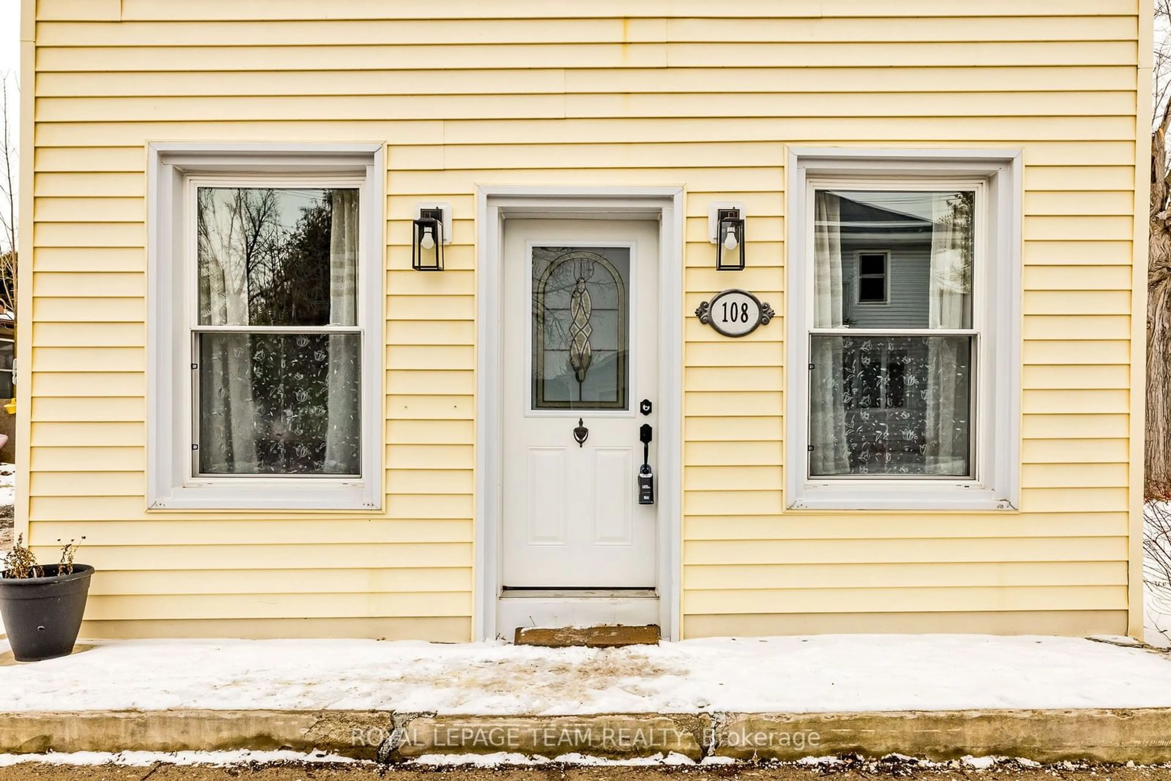 Indoor entryway for 108 Thomas St, North Grenville Ontario K0G 1J0