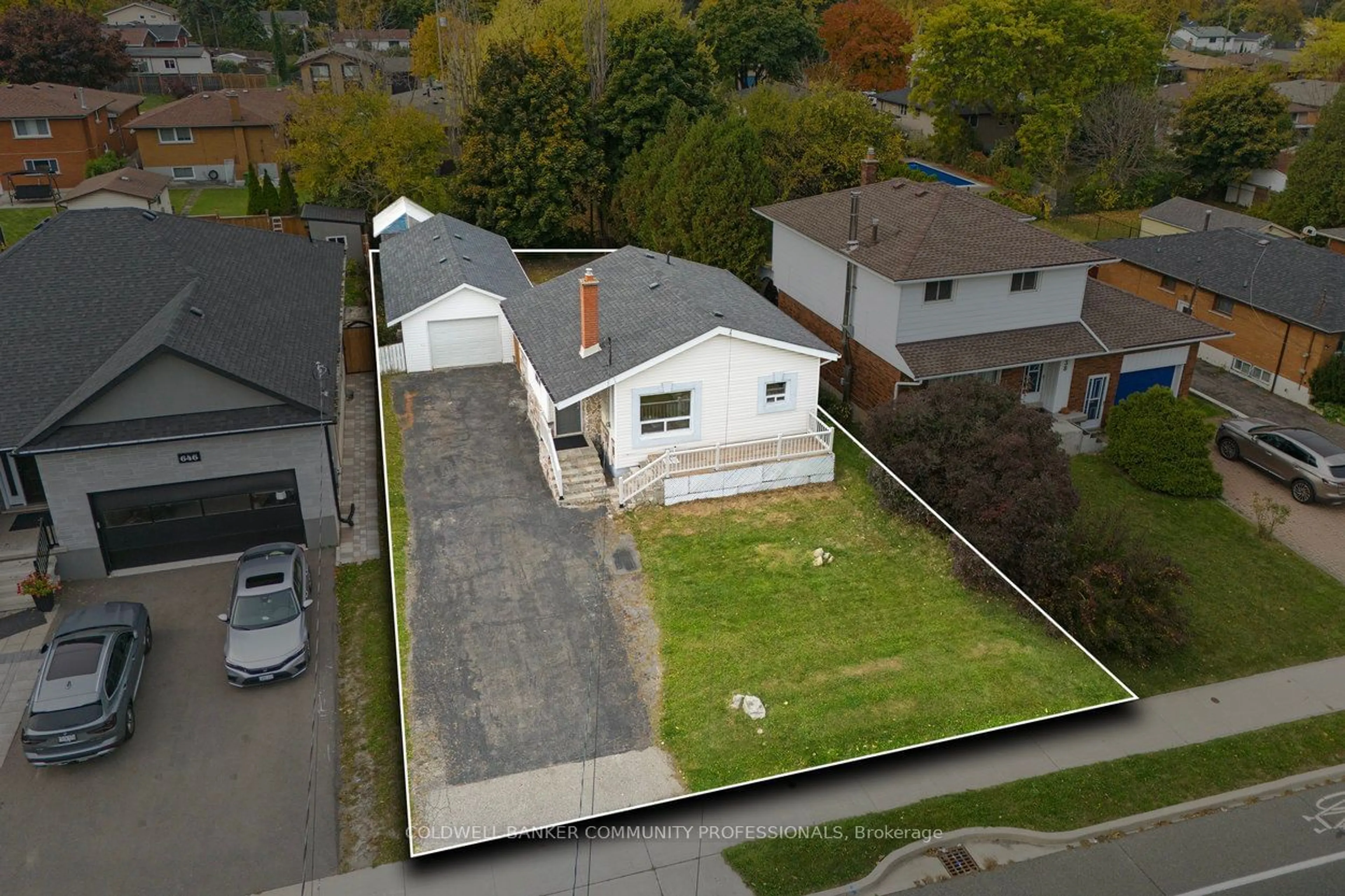 A pic from outside/outdoor area/front of a property/back of a property/a pic from drone, street for 642 West 5th St, Hamilton Ontario L9C 3R2