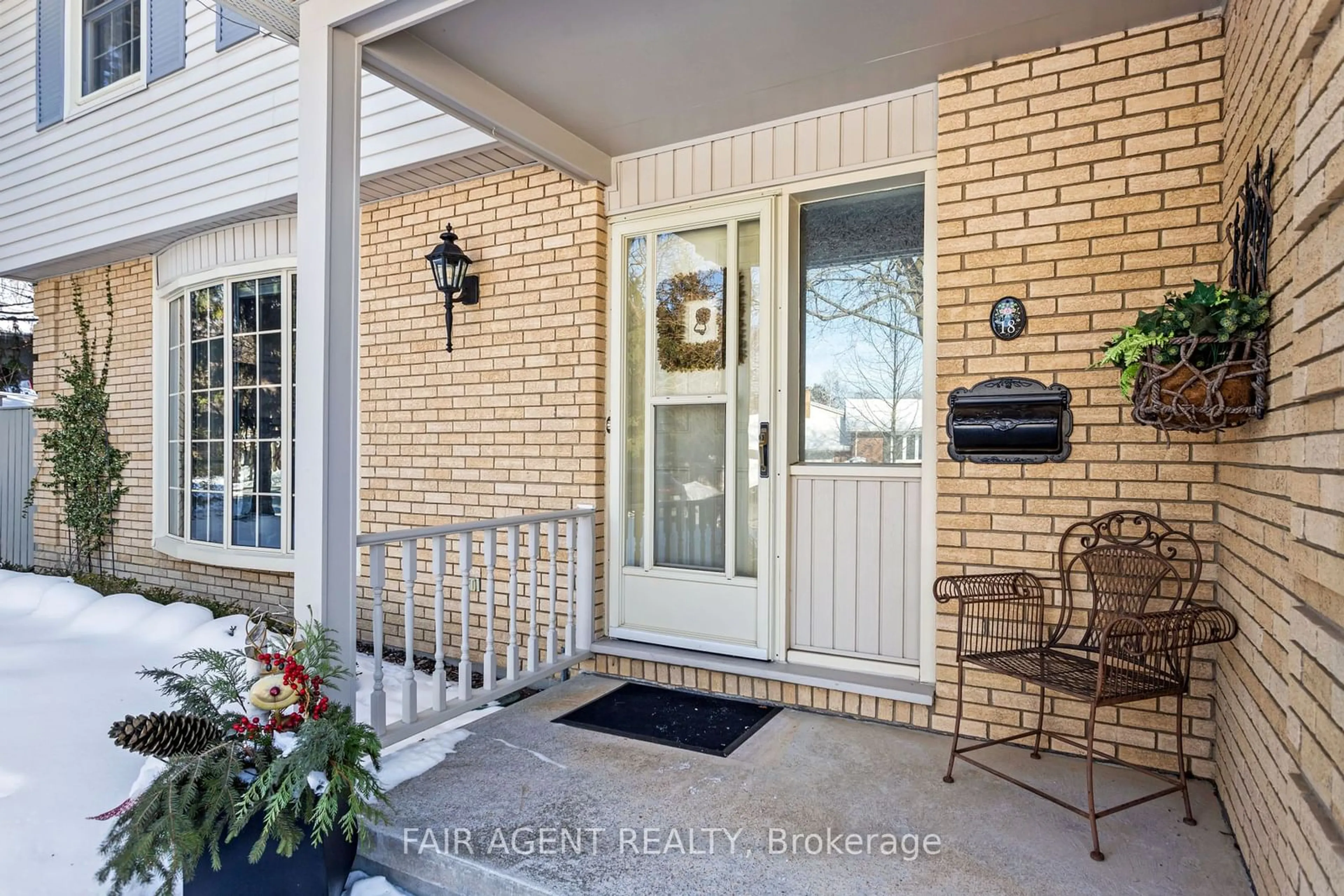 Indoor entryway for 18 Normandy Gdns, London Ontario N6H 4A9