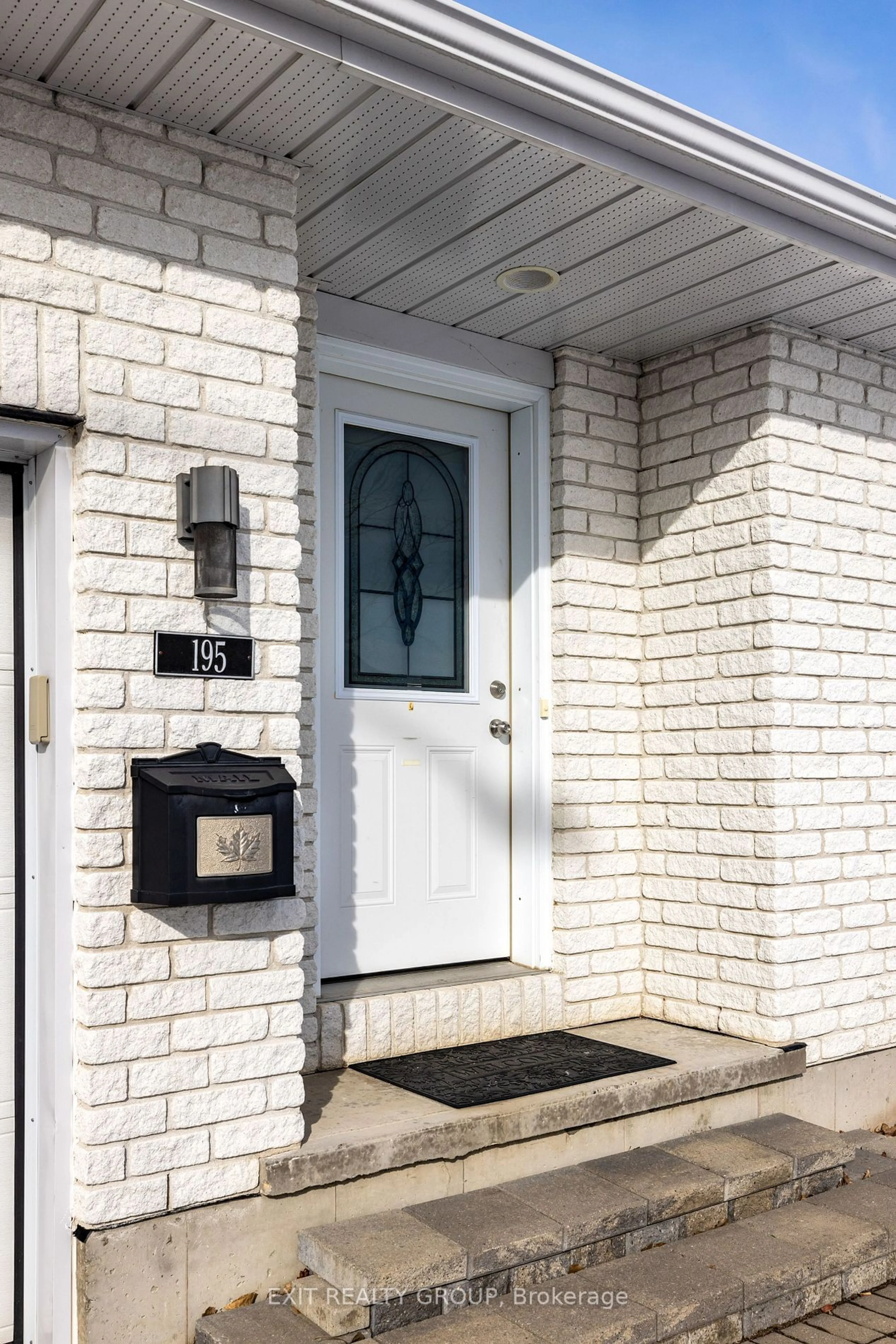 Indoor entryway for 195 Nicholas St, Quinte West Ontario K8V 6E8