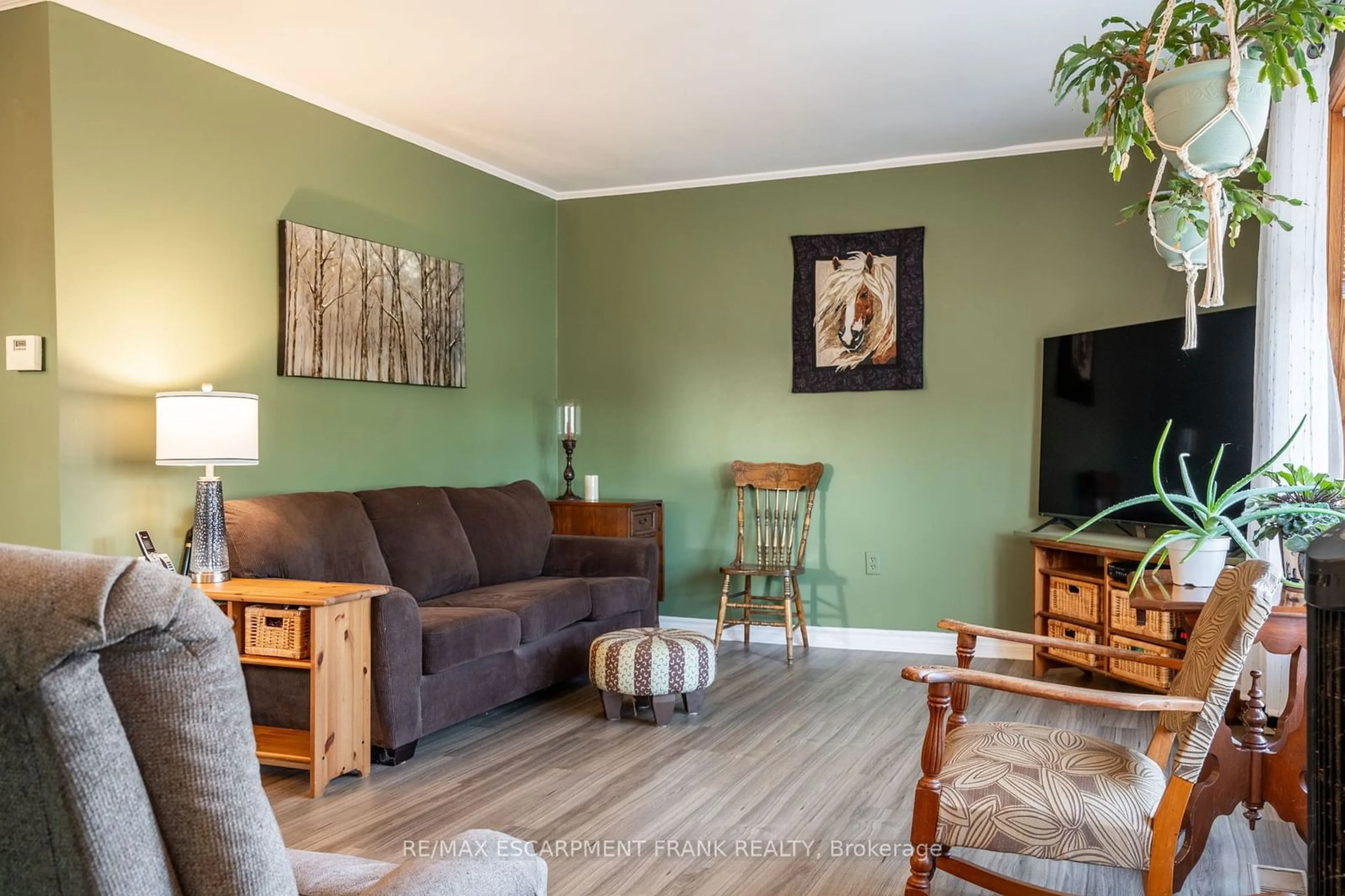 Living room with furniture, wood/laminate floor for 58 Lambert St, Hamilton Ontario L8V 4N7