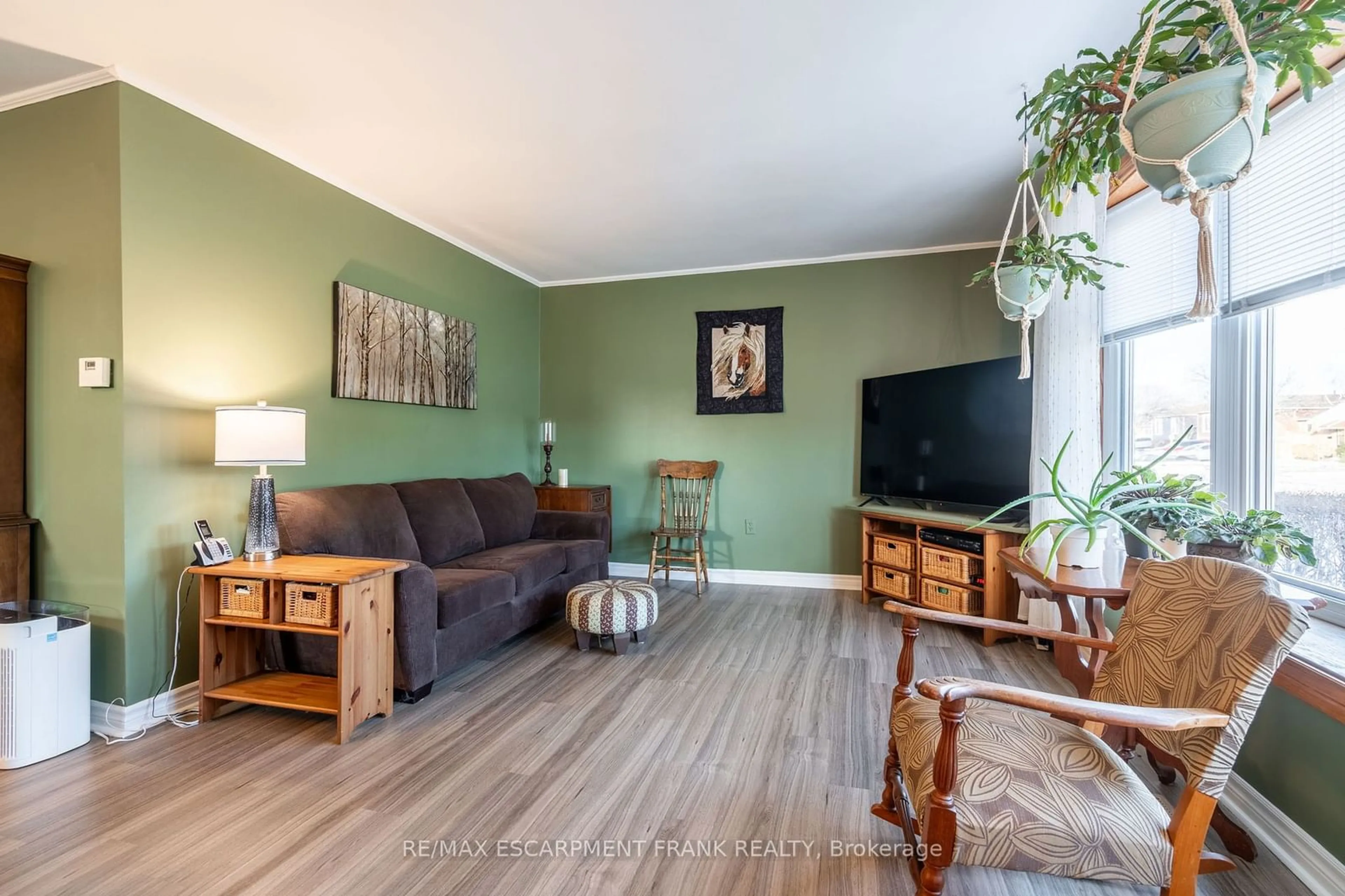 Living room with furniture, wood/laminate floor for 58 Lambert St, Hamilton Ontario L8V 4N7