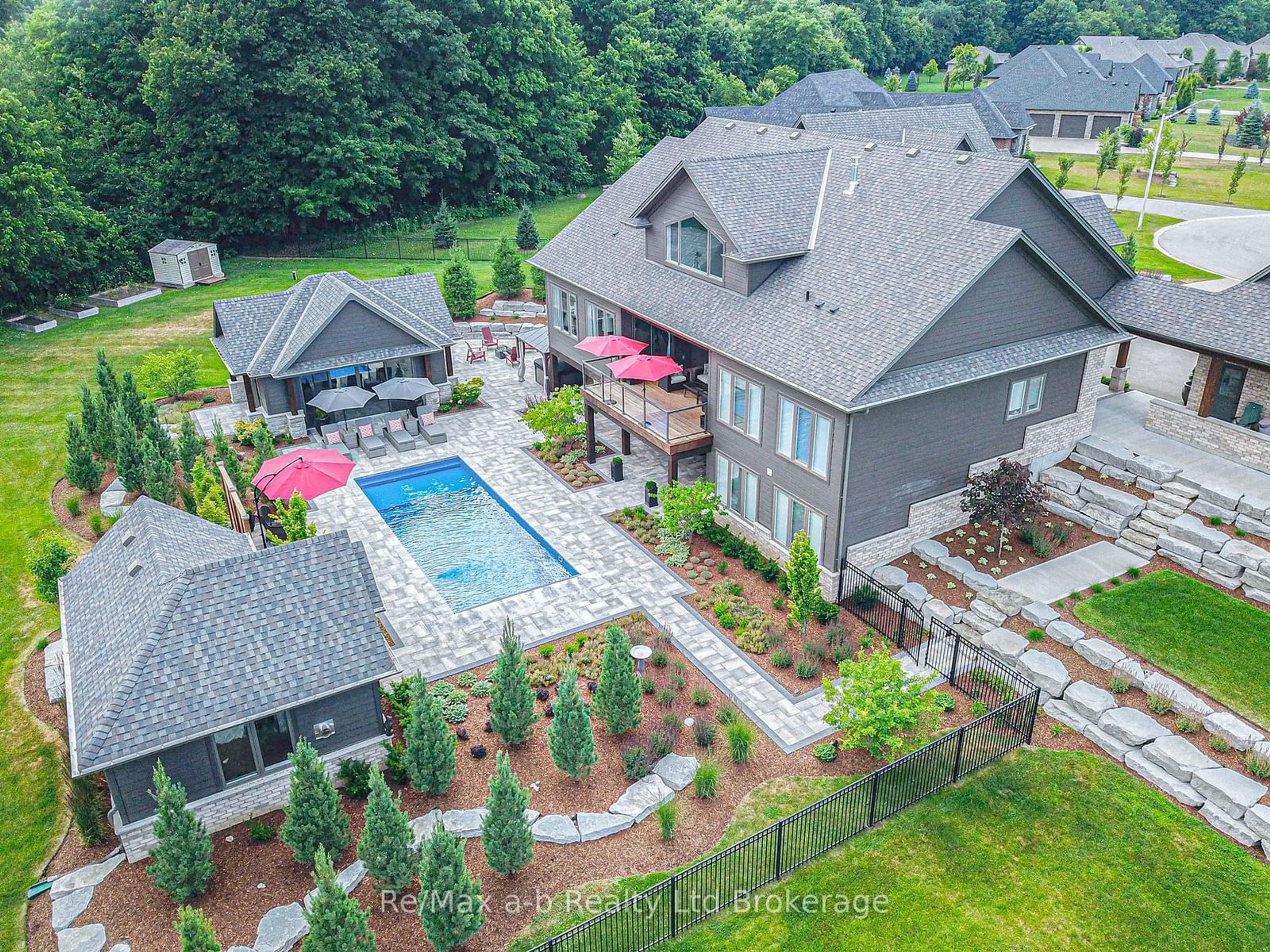 A pic from outside/outdoor area/front of a property/back of a property/a pic from drone, mountain view for 88 Otterview Dr, Norwich Ontario N0J 1R0