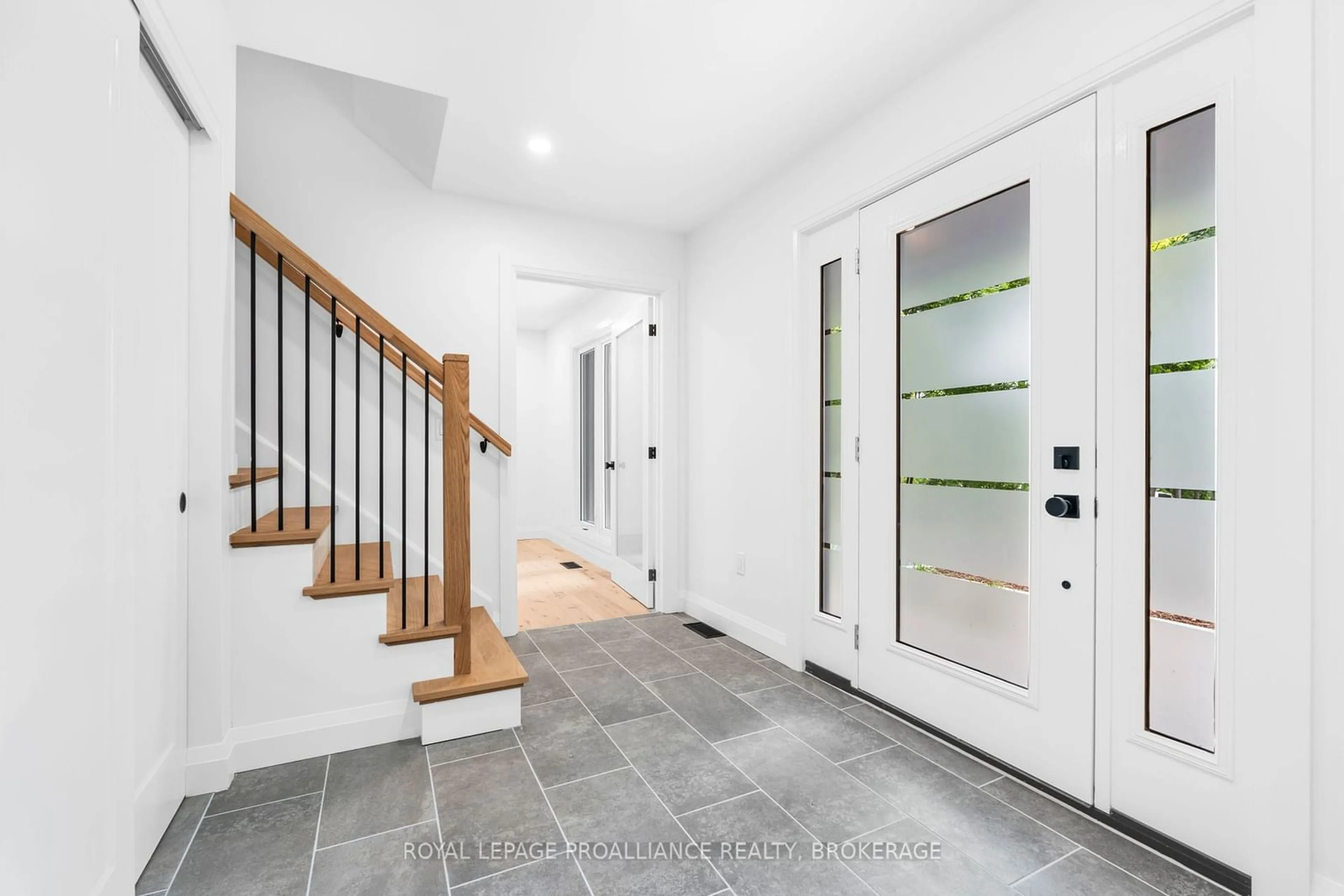 Indoor entryway for 17 Riverside Dr, Kingston Ontario K7L 4V1