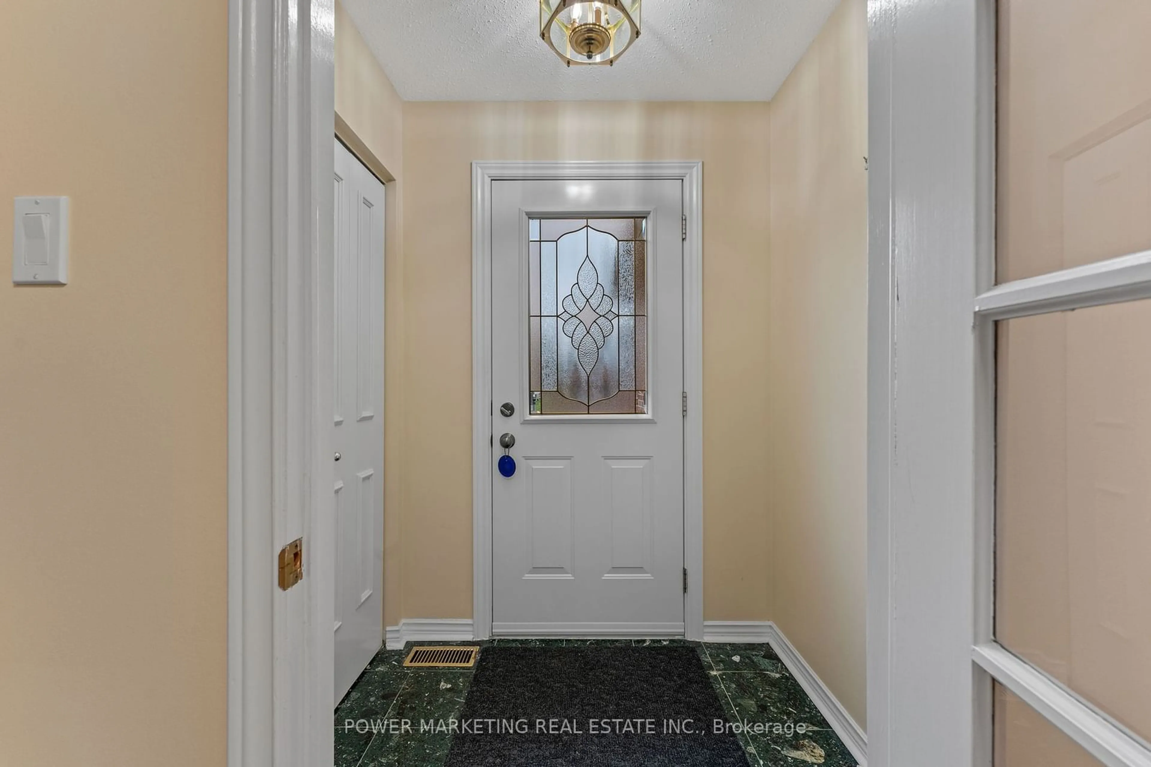 Indoor entryway for 1060 Grenon Ave, Britannia Heights - Queensway Terrace N and Area Ontario K2B 8N1