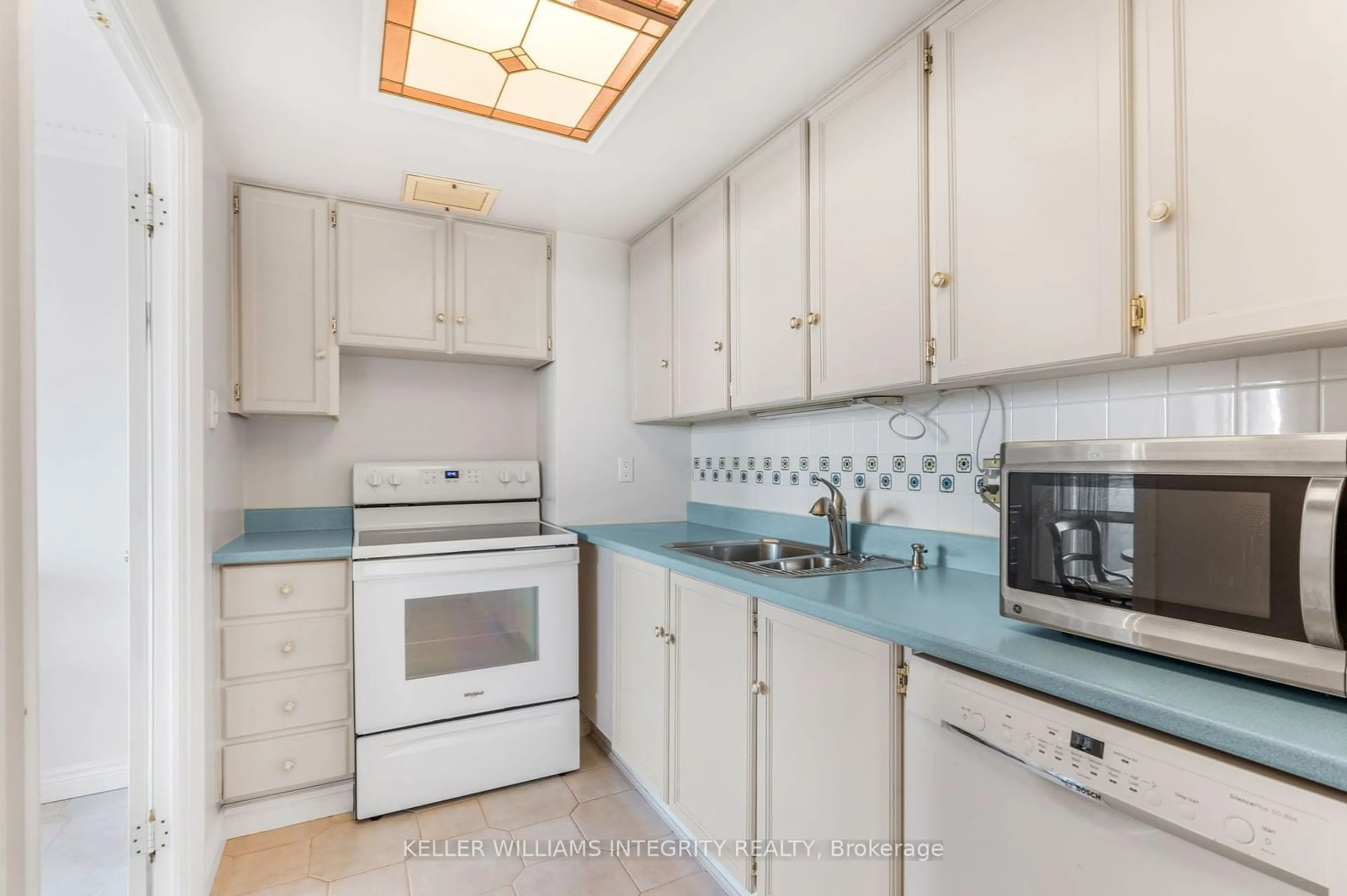 Standard kitchen, ceramic/tile floor for 530 Laurier Ave #2304, Ottawa Centre Ontario K1R 7T1