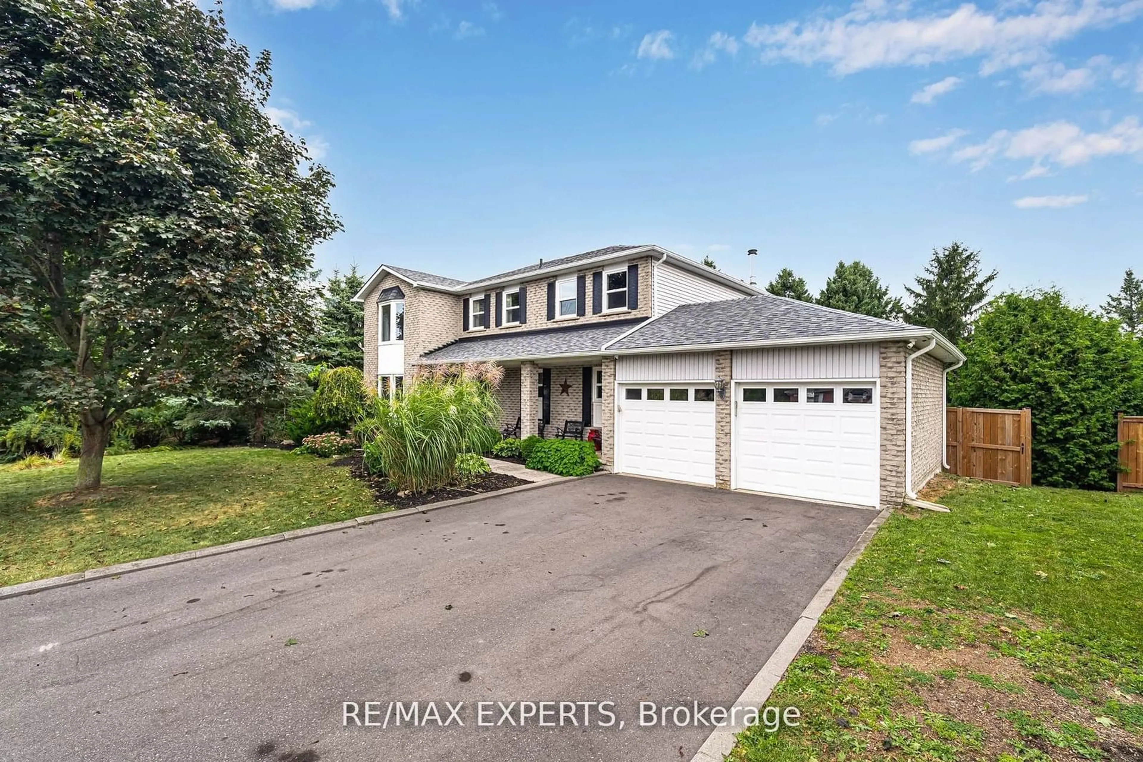 A pic from outside/outdoor area/front of a property/back of a property/a pic from drone, street for 37 Erinlea Cres, Erin Ontario N0B 1T0