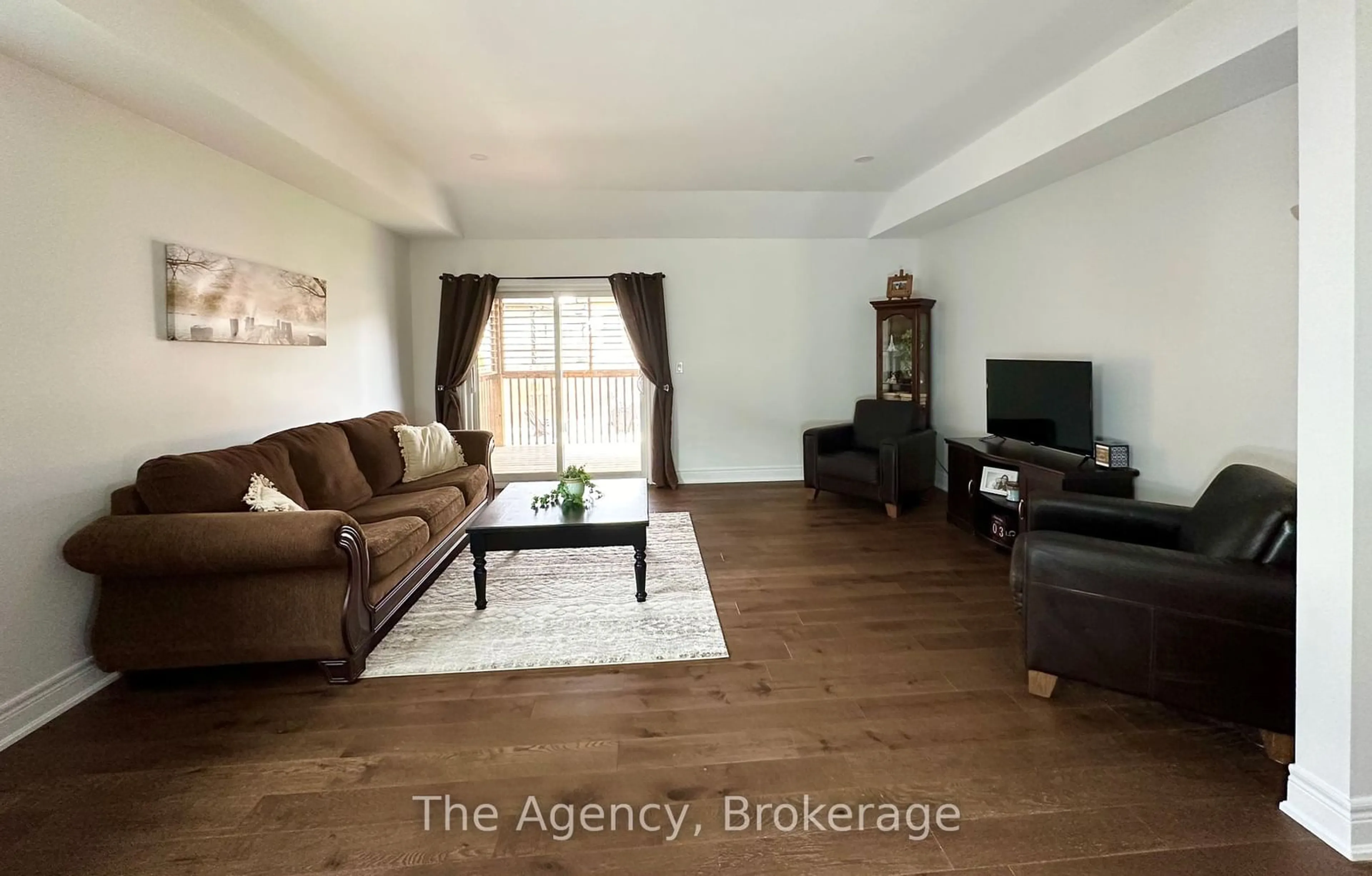 Living room with furniture, wood/laminate floor for 94 WILLOWBROOK Dr, Welland Ontario L3C 0G2