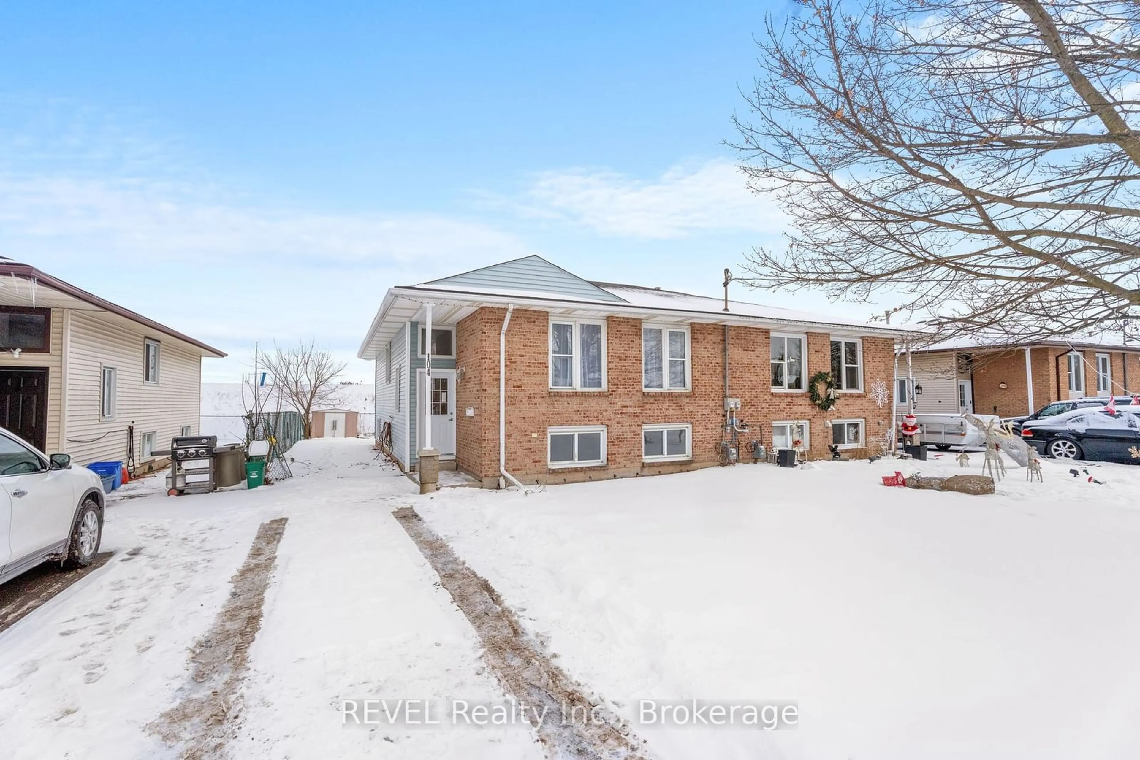 A pic from outside/outdoor area/front of a property/back of a property/a pic from drone, street for 104 BARTLETT St, Thorold Ontario L2V 4Y5