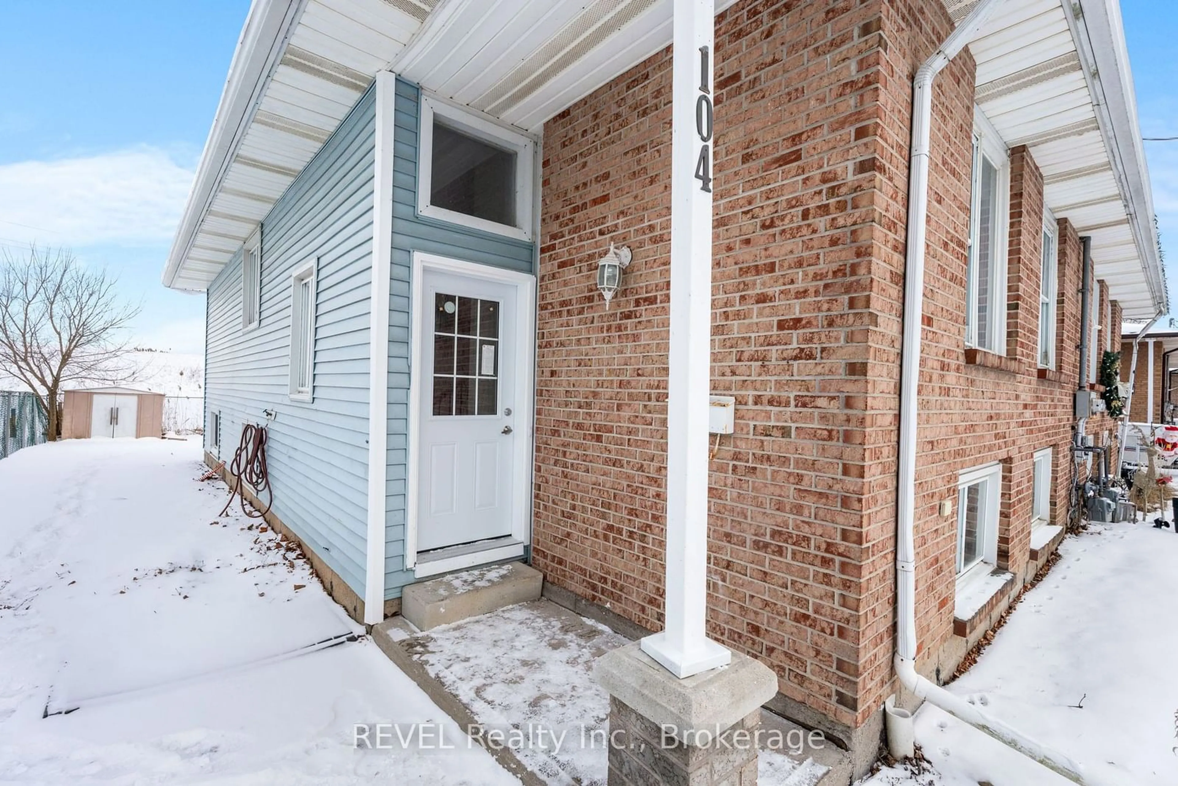 Home with brick exterior material, street for 104 BARTLETT St, Thorold Ontario L2V 4Y5