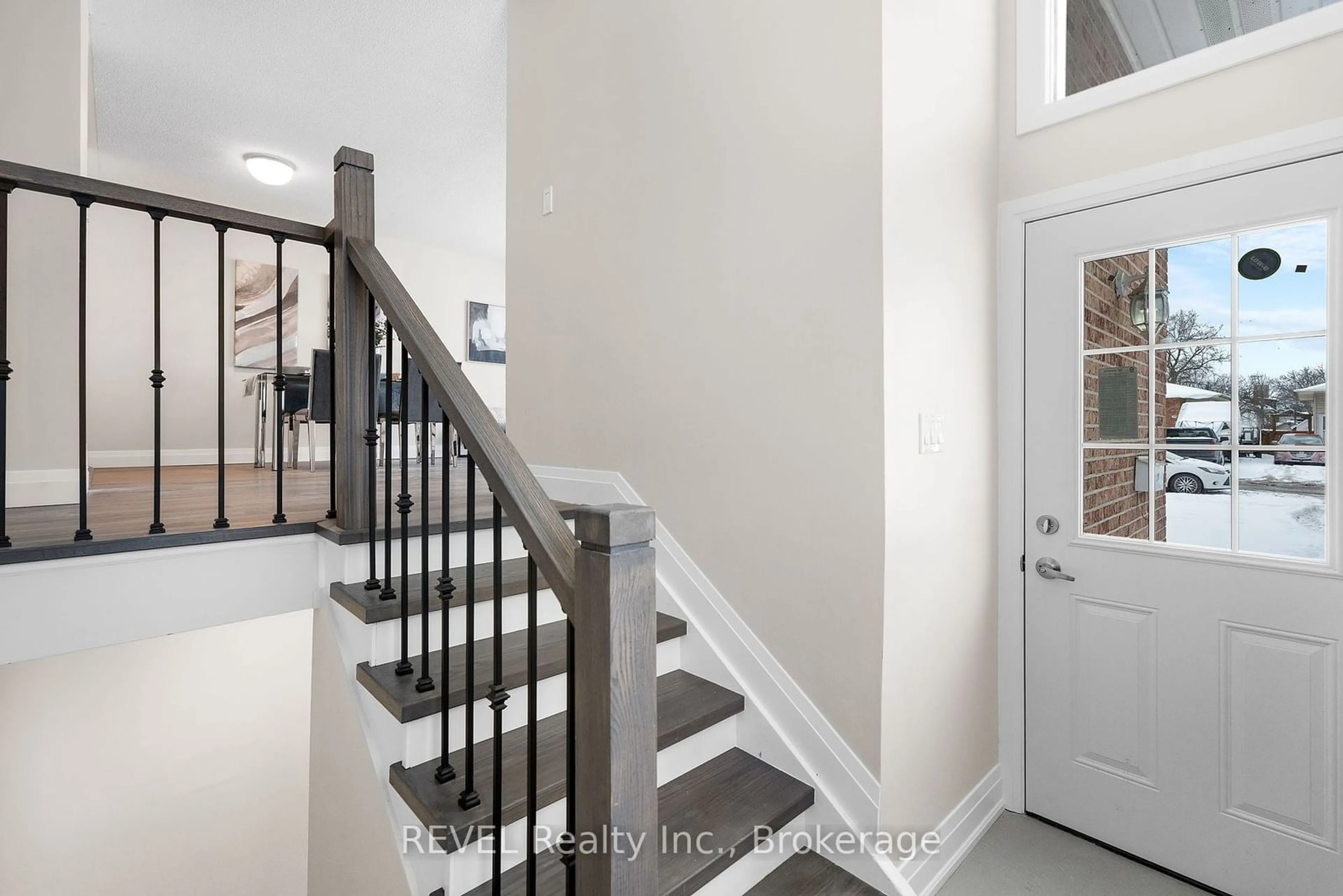 Indoor entryway for 104 BARTLETT St, Thorold Ontario L2V 4Y5