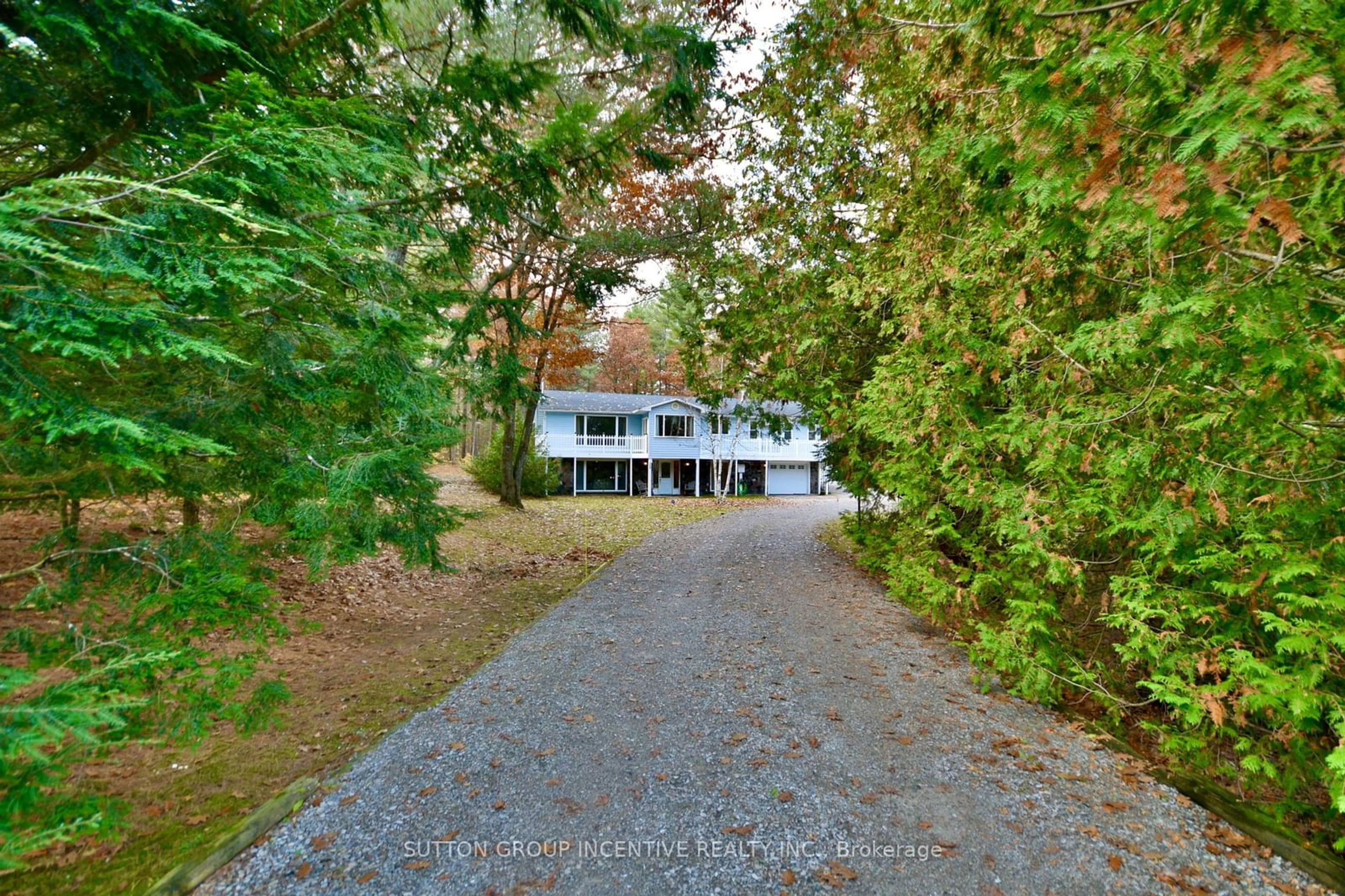 A pic from outside/outdoor area/front of a property/back of a property/a pic from drone, street for 20 Coulters Lane, Bracebridge Ontario P1P 1R1