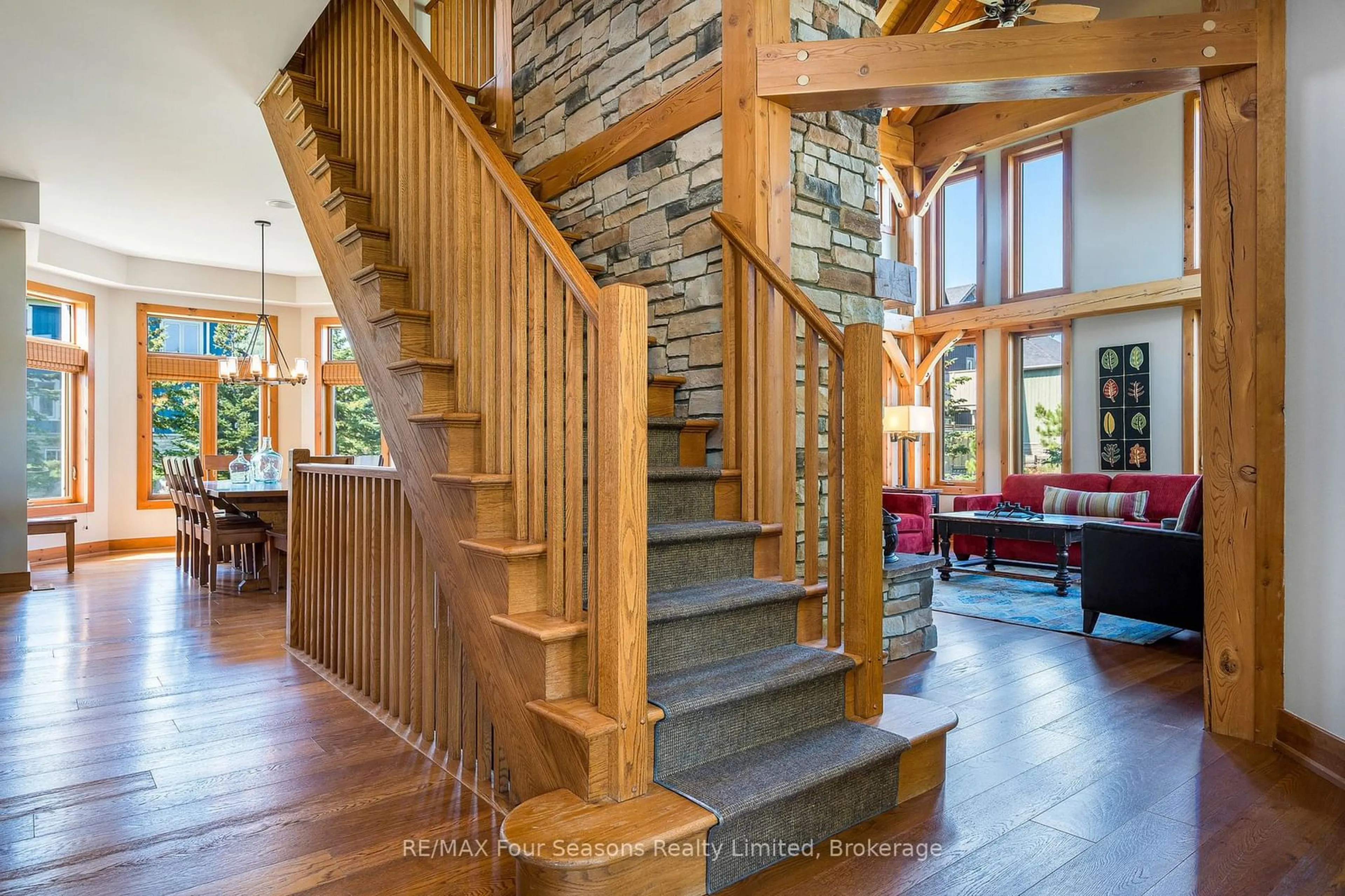 Indoor foyer for 106 Manitou Crt, Blue Mountains Ontario L9Y 0B6