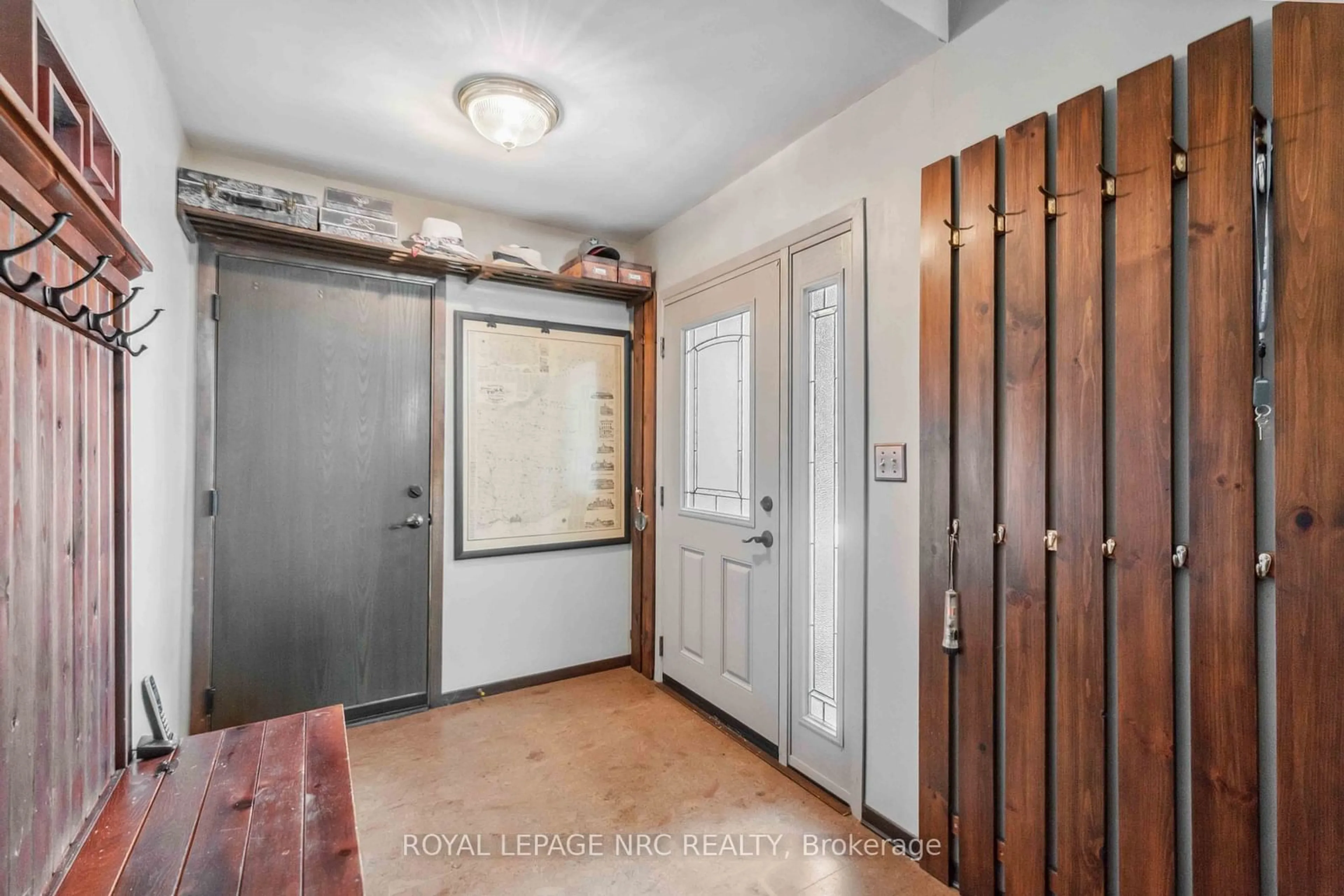 Indoor entryway for 6 Romko Crt, St. Catharines Ontario L2N 7A1