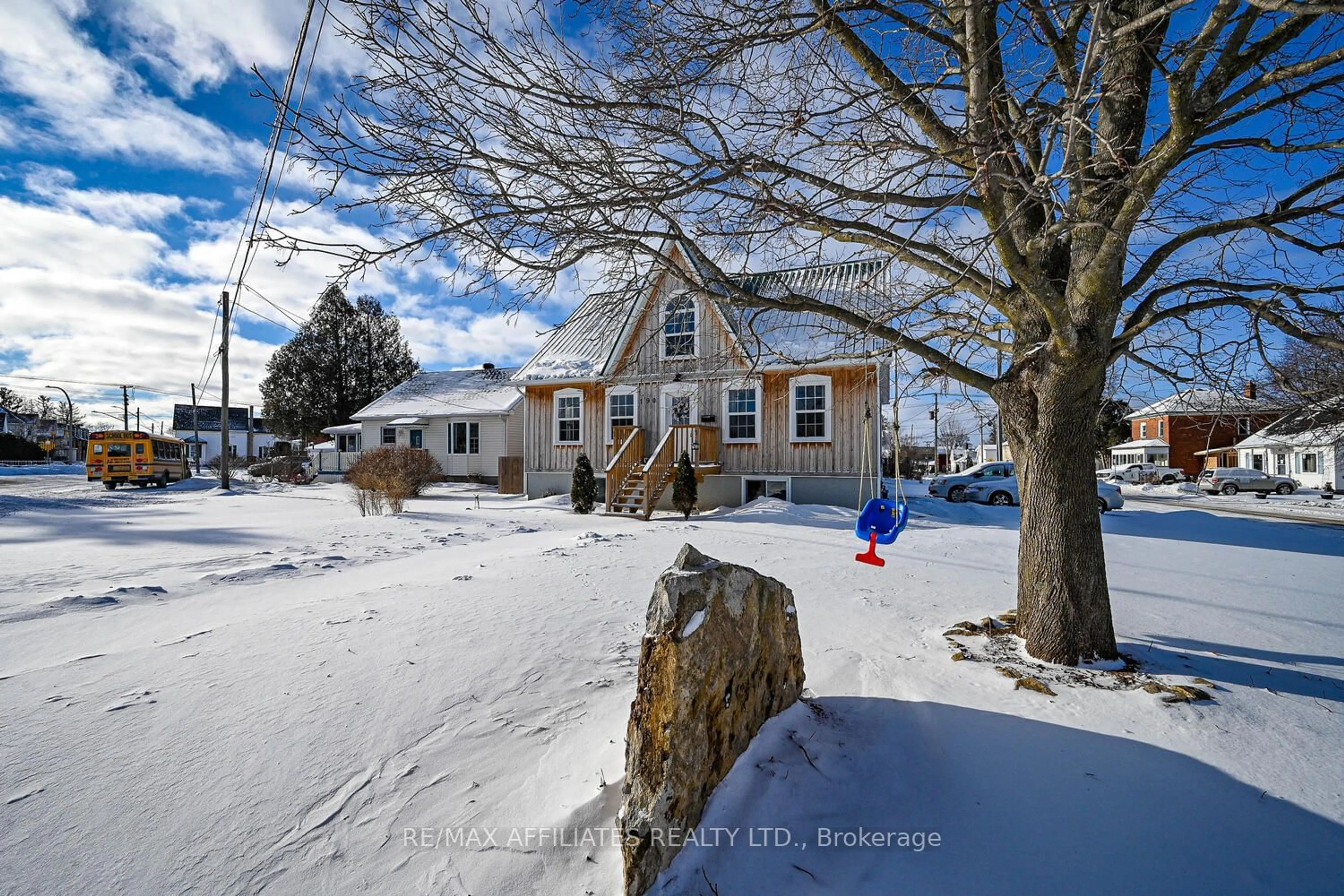 A pic from outside/outdoor area/front of a property/back of a property/a pic from drone, street for 190 Beckwith St, Smiths Falls Ontario K7A 2C8