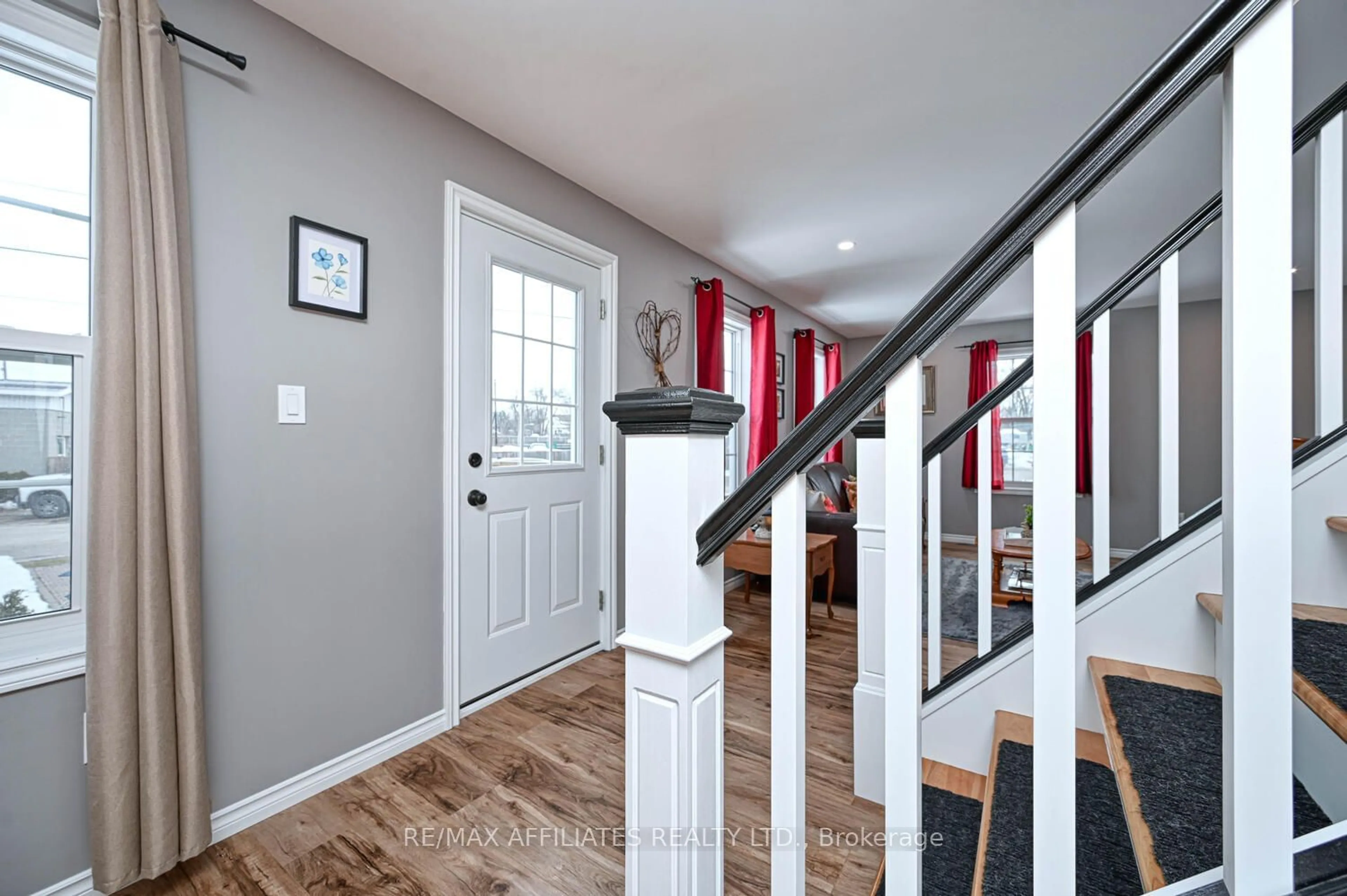 Indoor entryway for 190 Beckwith St, Smiths Falls Ontario K7A 2C8