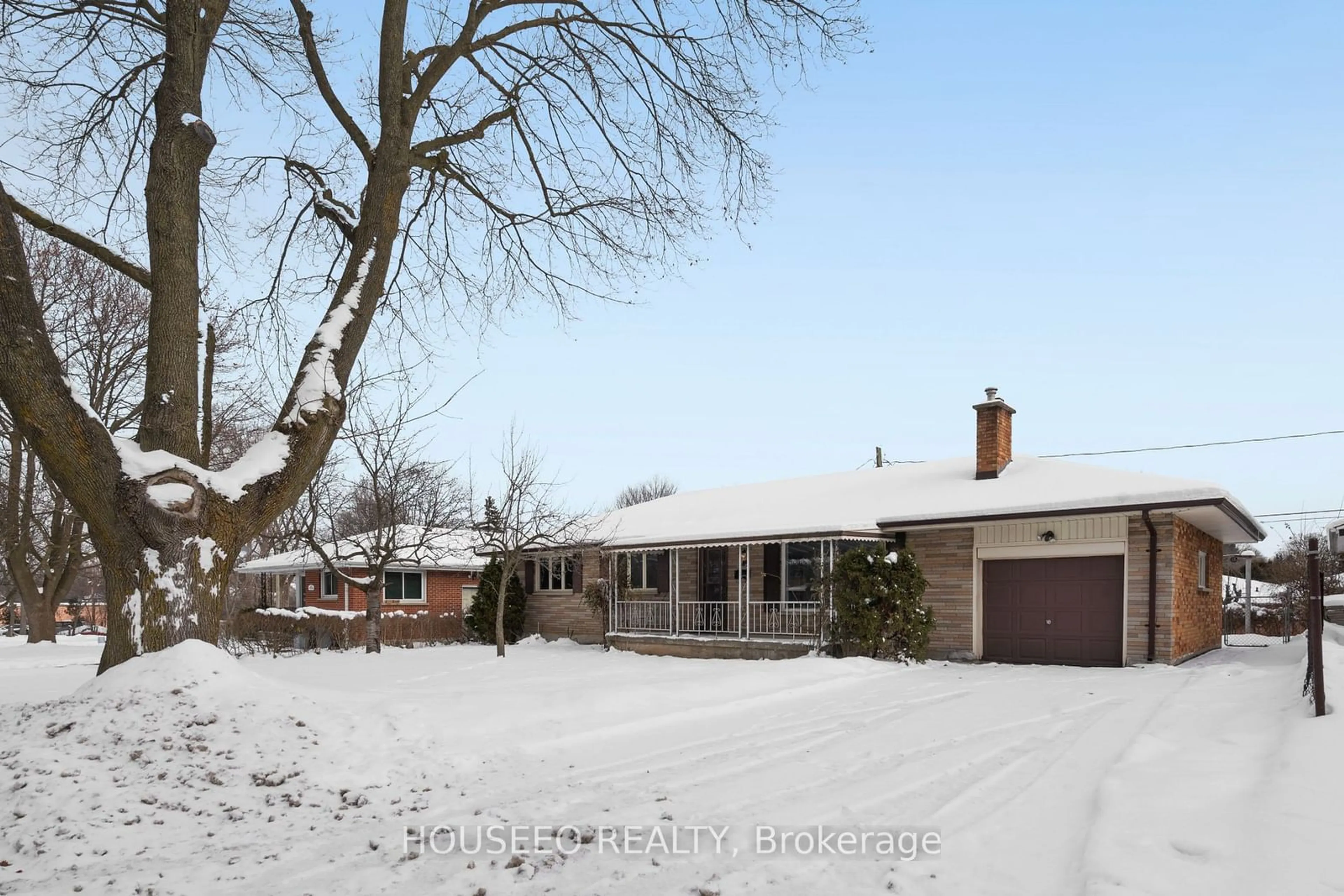 A pic from outside/outdoor area/front of a property/back of a property/a pic from drone, street for 188 Buckingham St, London Ontario N5Z 3V5