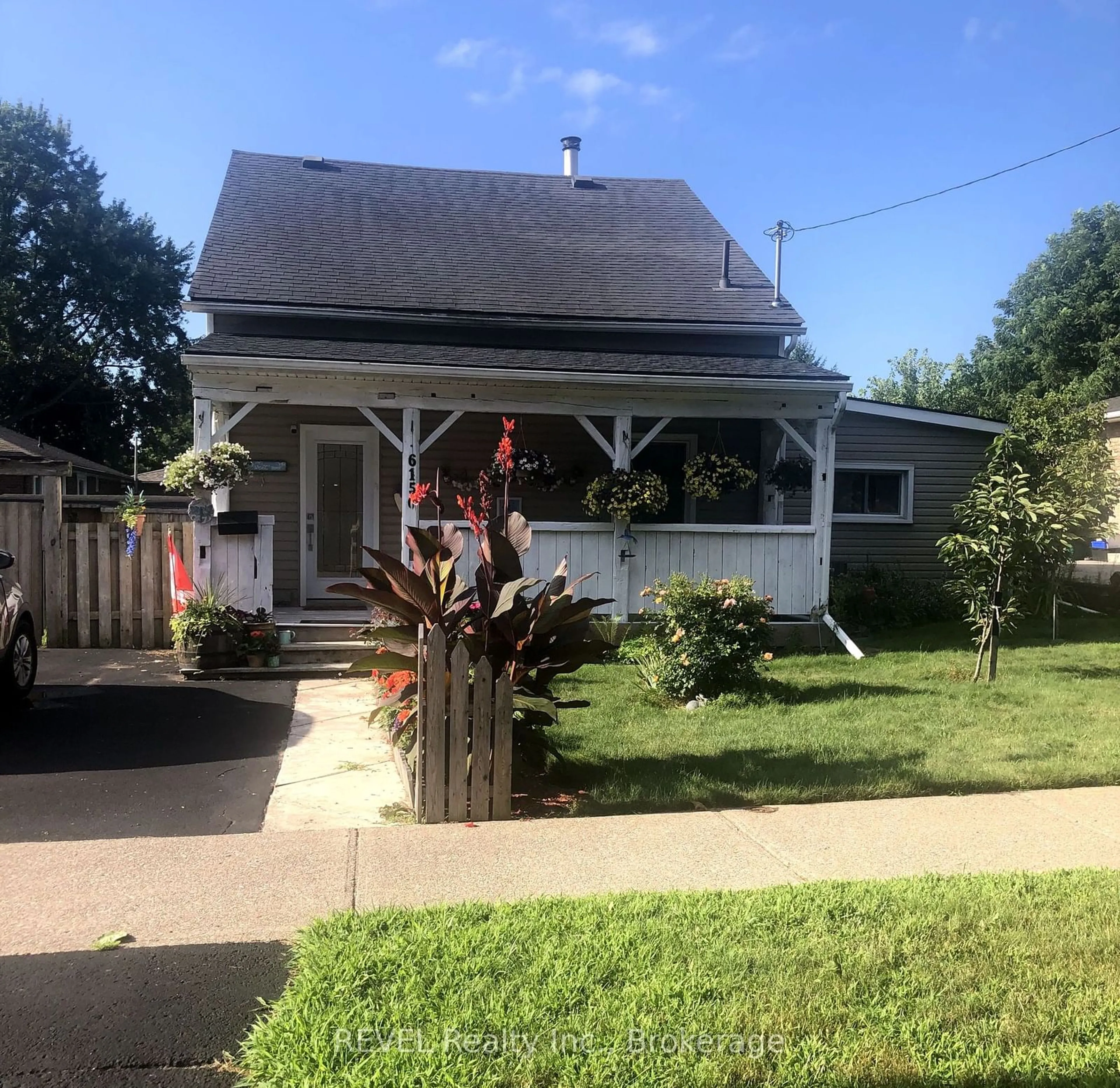 A pic from outside/outdoor area/front of a property/back of a property/a pic from drone, street for 6150 Church's Lane, Niagara Falls Ontario L2J 3Z7