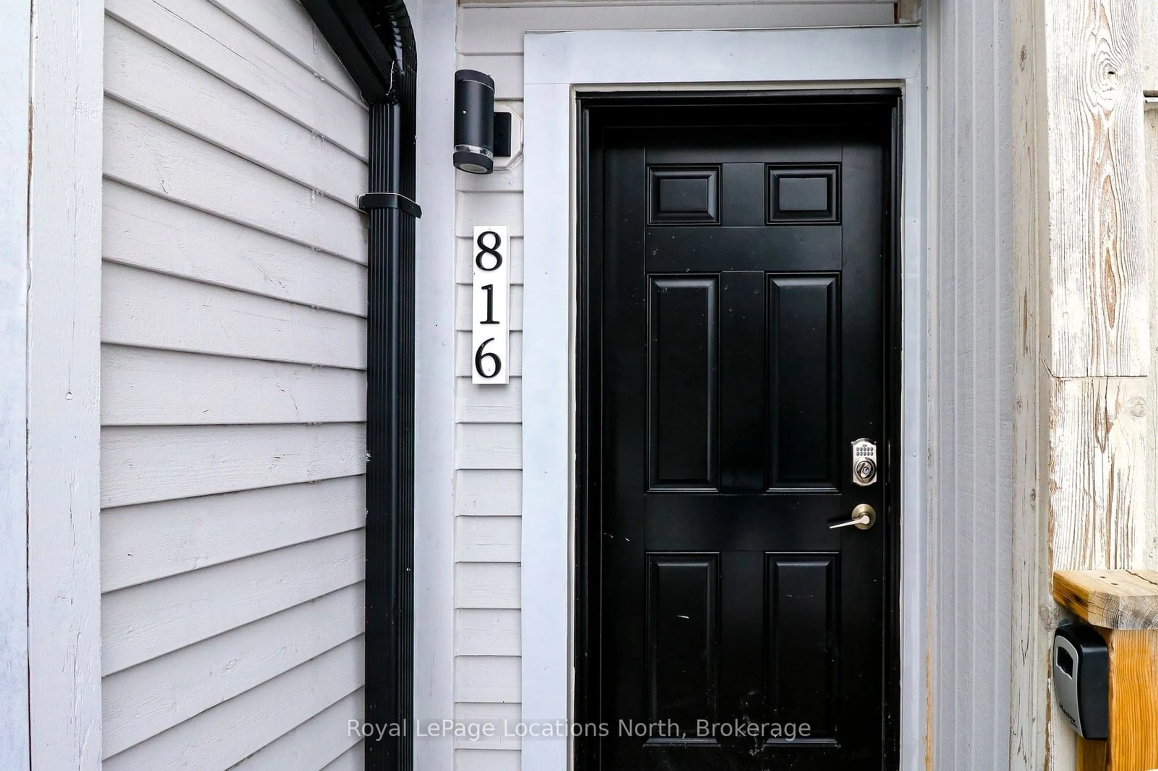 Indoor entryway for 796468 Grey 19 Rd #816, Blue Mountains Ontario L9Y 0N6