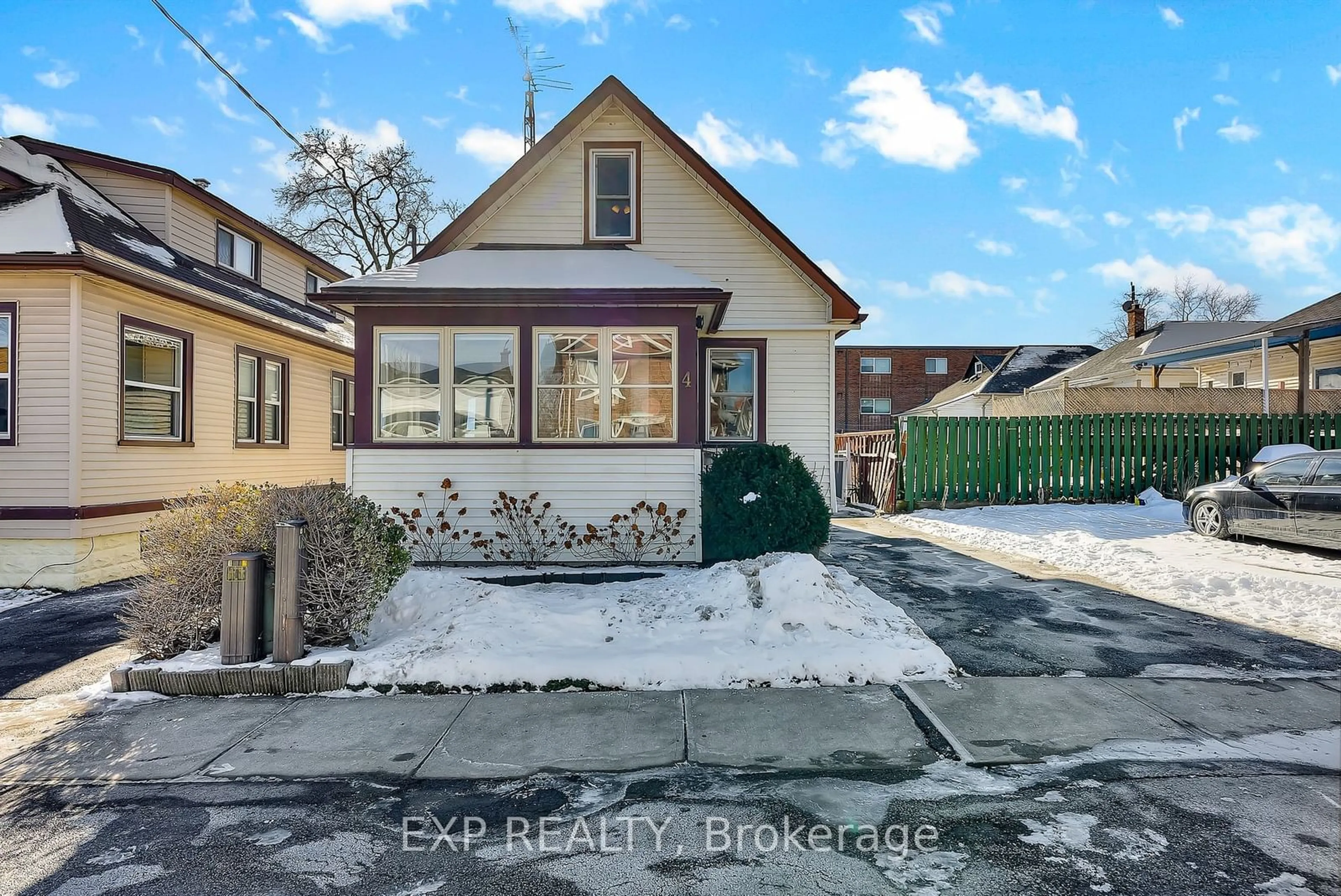 A pic from outside/outdoor area/front of a property/back of a property/a pic from drone, street for 4 Manning St, St. Catharines Ontario L2R 1H8