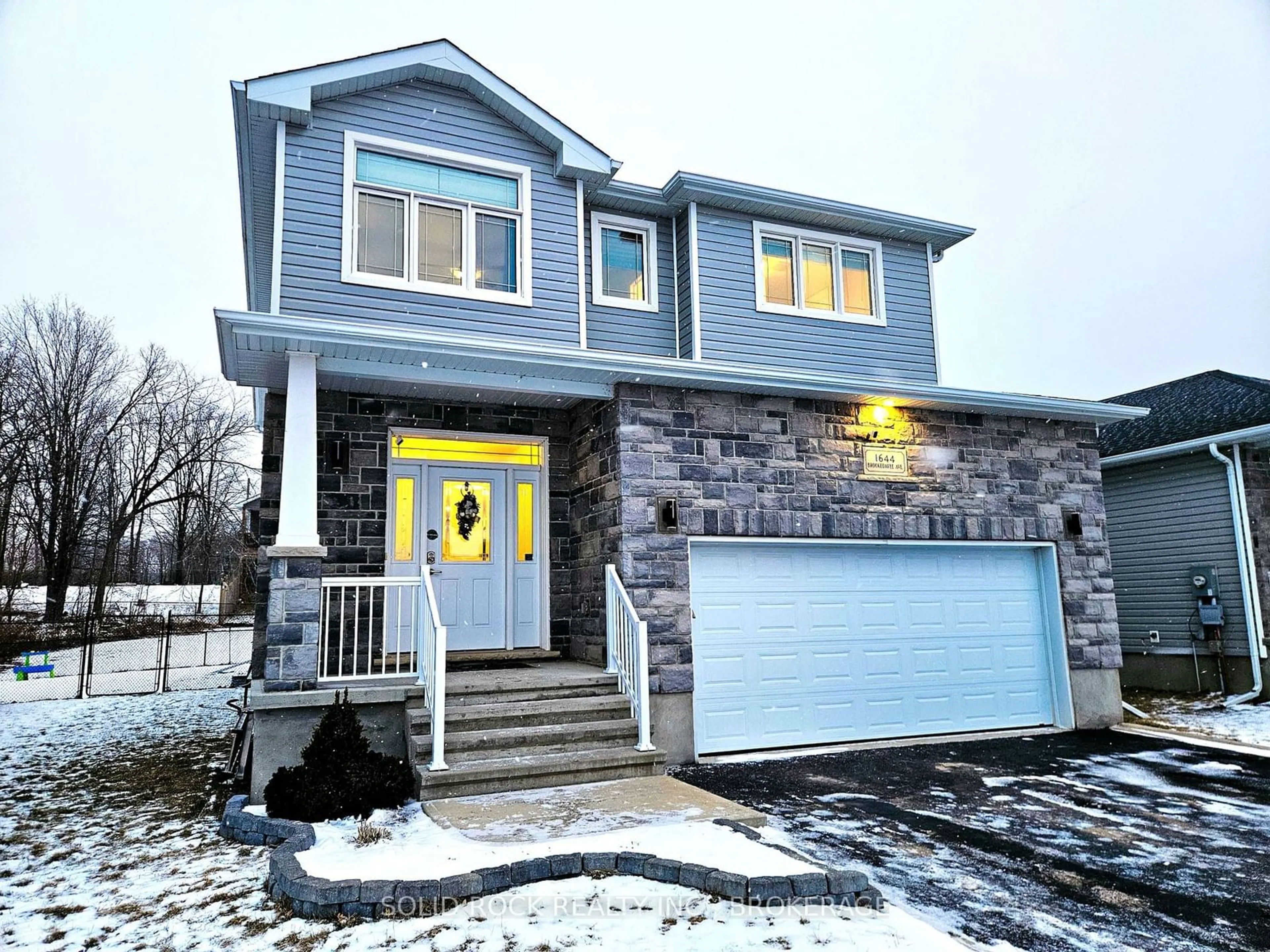 Home with vinyl exterior material, street for 1644 Brookedayle Ave, Kingston Ontario K7P 0S9