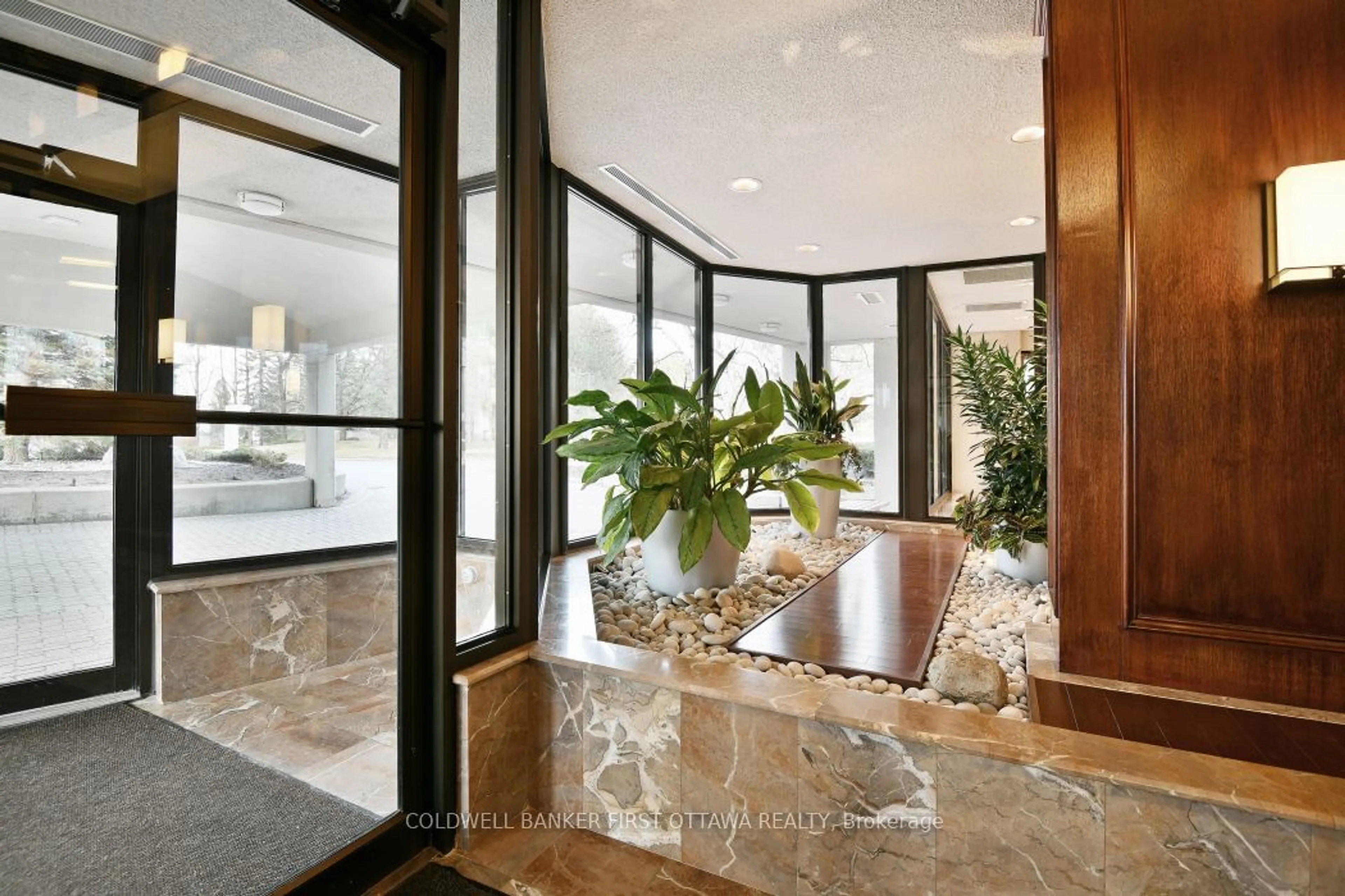 Indoor foyer for 1510 Riverside Dr #904, Alta Vista and Area Ontario K1G 4X5